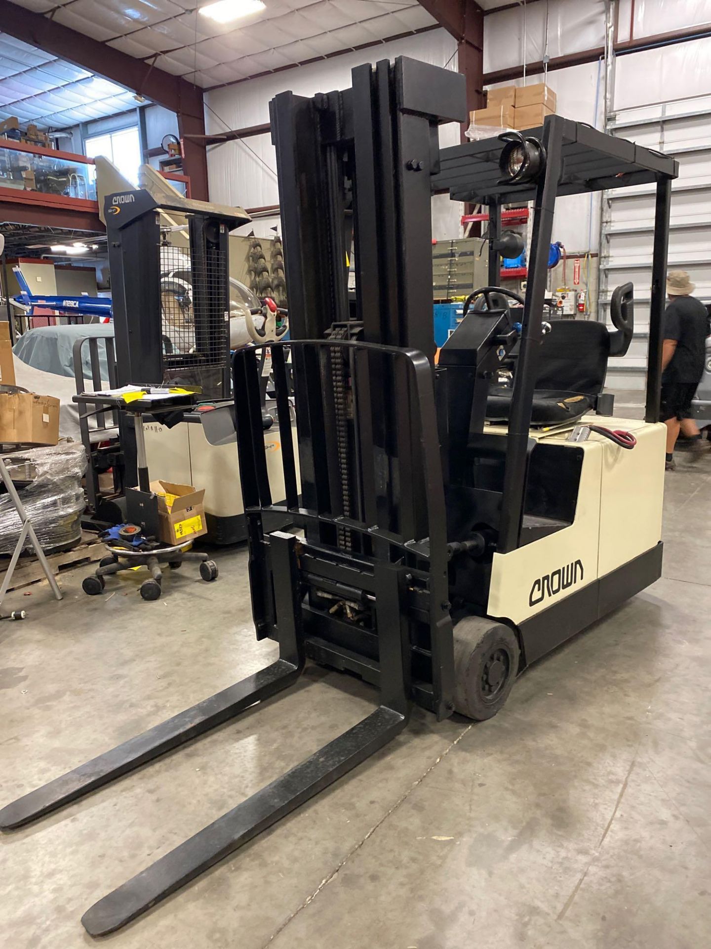 CROWN ELECTRIC FORKLIFT, 3,000 LB CAPACITY, 190" HEIGHT CAPACITY, TILT, SIDE SHIFT, 36V, RUNS AND OP - Image 2 of 7