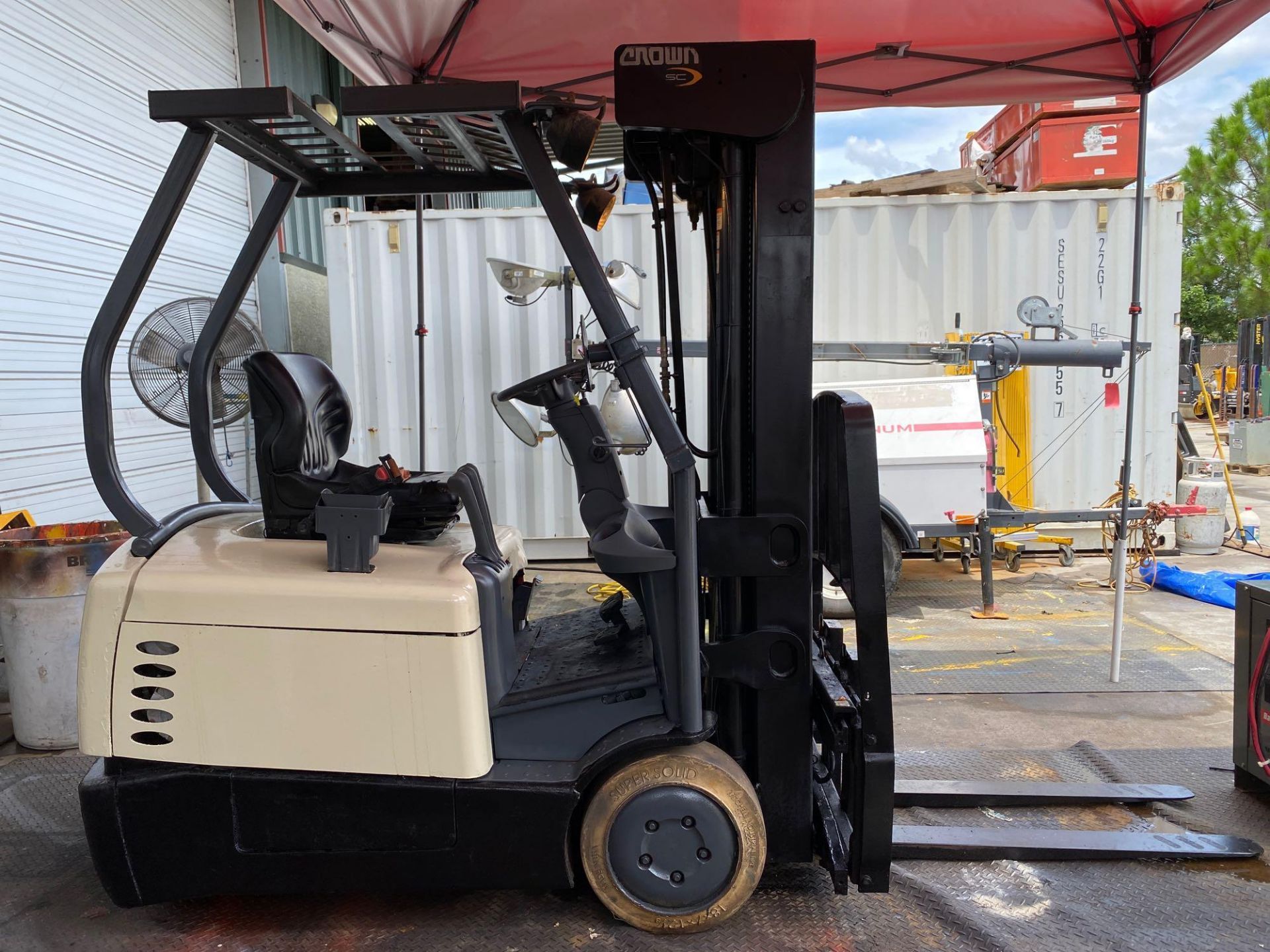 CROWN SC4500 SERIES ELECTRIC FORKLIFT, QUAD STAGE MAST, 240" HEIGHT CAPACITY, 36V, MODEL SC4520-35, - Image 4 of 10