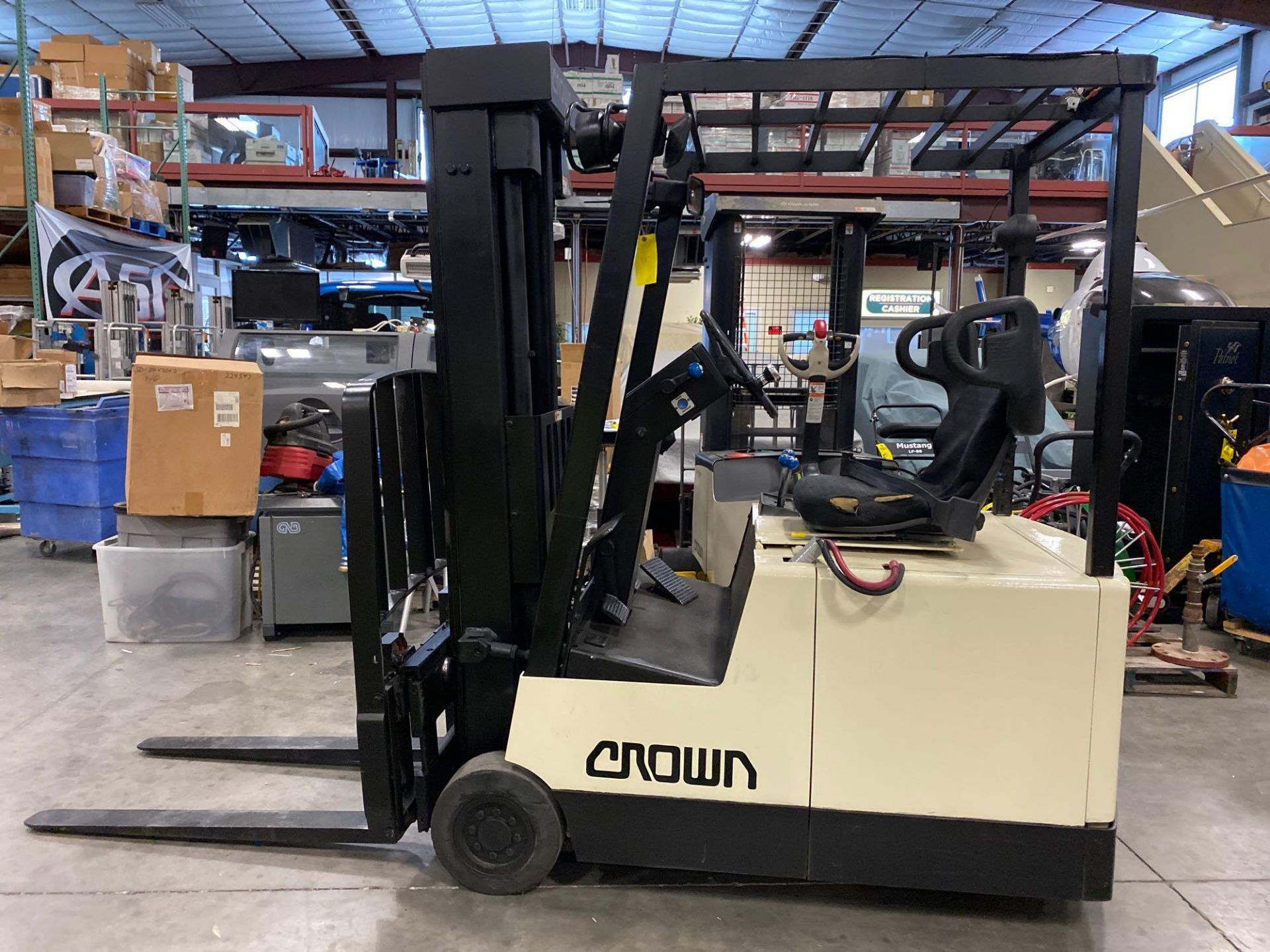 CROWN ELECTRIC FORKLIFT, 3,000 LB CAPACITY, 190" HEIGHT CAPACITY, TILT, SIDE SHIFT, 36V, RUNS AND OP