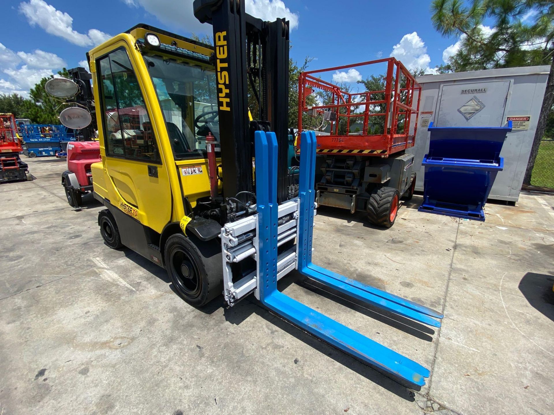 HYSTER FORTIS 70 FORKLIFT, LP POWERED, ENCLOSED CAB, HEAT, A/C, FINGERTIP CONTROLS, RUNS AND OPERATE