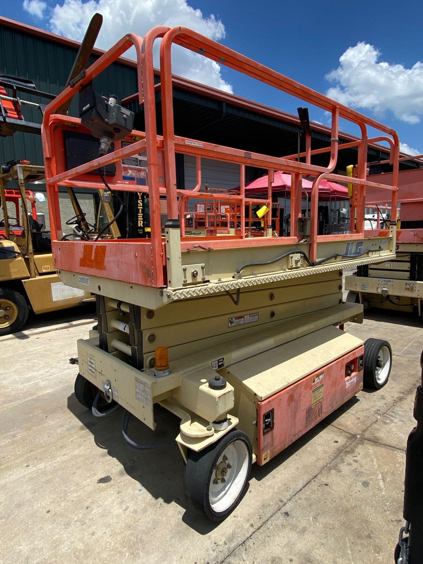 JLG 2658 ELECTRIC SCISSOR LIFT, 26' PLATFORM HEIGHT, 1,000 LB WEIGHT CAPACITY, SLIDE OUT PLATFORM, B - Image 2 of 5