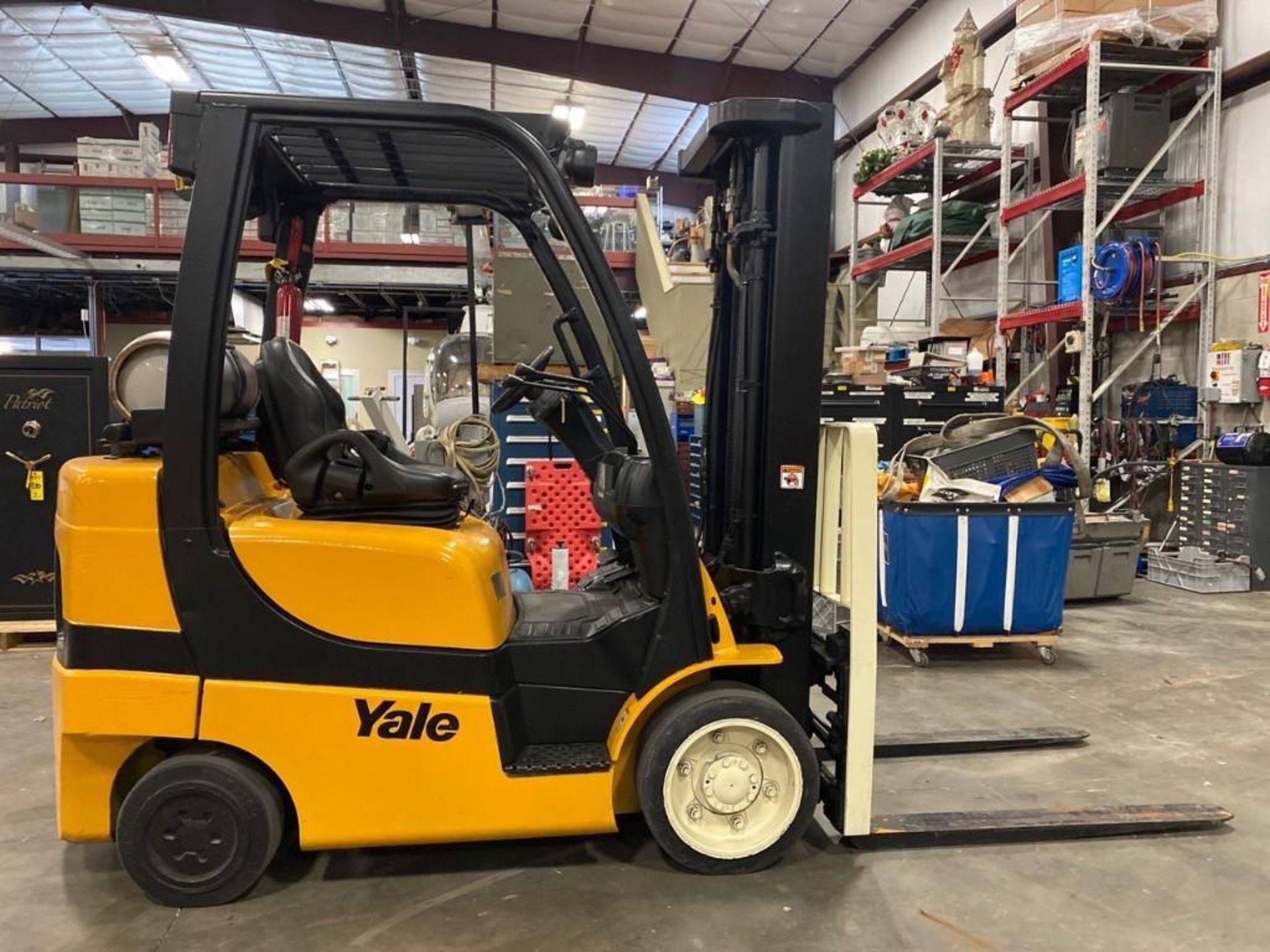 YALE GLC060 LP FORKLIFT, 6,000 LB CAPACITY, TILT, SIDE SHIFT, 187.8" HEIGHT CAPACITY - Image 2 of 8