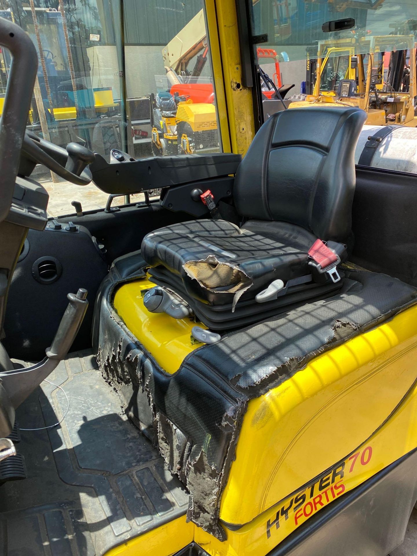 HYSTER FORTIS 70 FORKLIFT, LP POWERED, ENCLOSED CAB, HEAT, A/C, FINGERTIP CONTROLS, RUNS AND OPERATE - Image 4 of 10