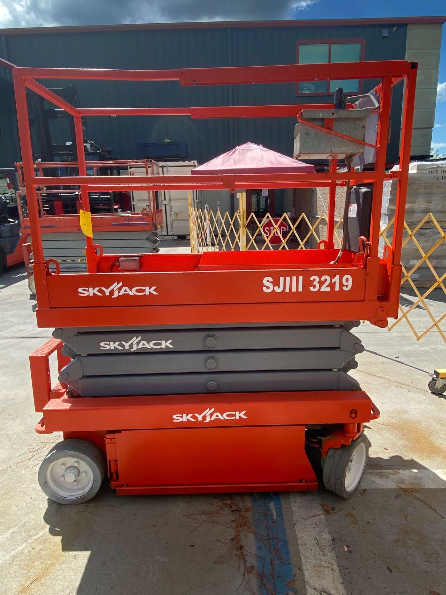 SKYJACK SJIII 3219 SCISSOR LIFT, RUNS AND OPERATES, BUILT IN CHARGER - Image 5 of 12