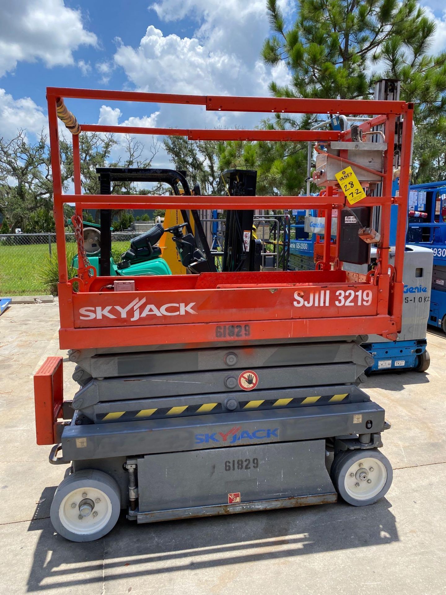 SKYJACK SJIII 3219 ELECTRIC SCISSOR LIFT, 19' PLATFORM HEIGHT, SLIDE OUT PLATFORM, BUILT IN BATTERY - Image 2 of 9