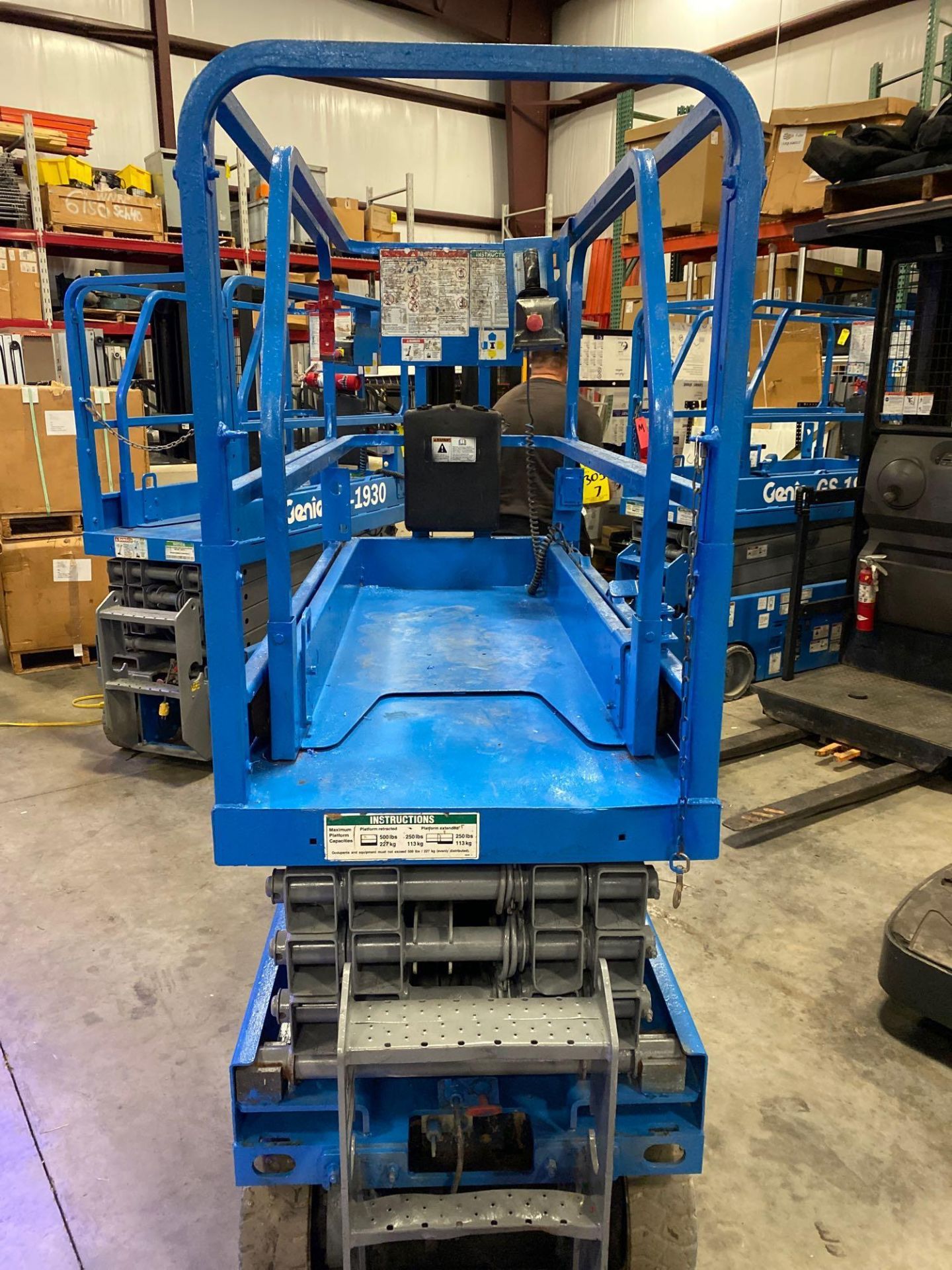 GENIE GS-1930 ELECTRIC SCISSOR LIFT, SELF PROPELLED, 19' PLATFORM HEIGHT, BUILT IN BATTERY CHARGER, - Image 3 of 4