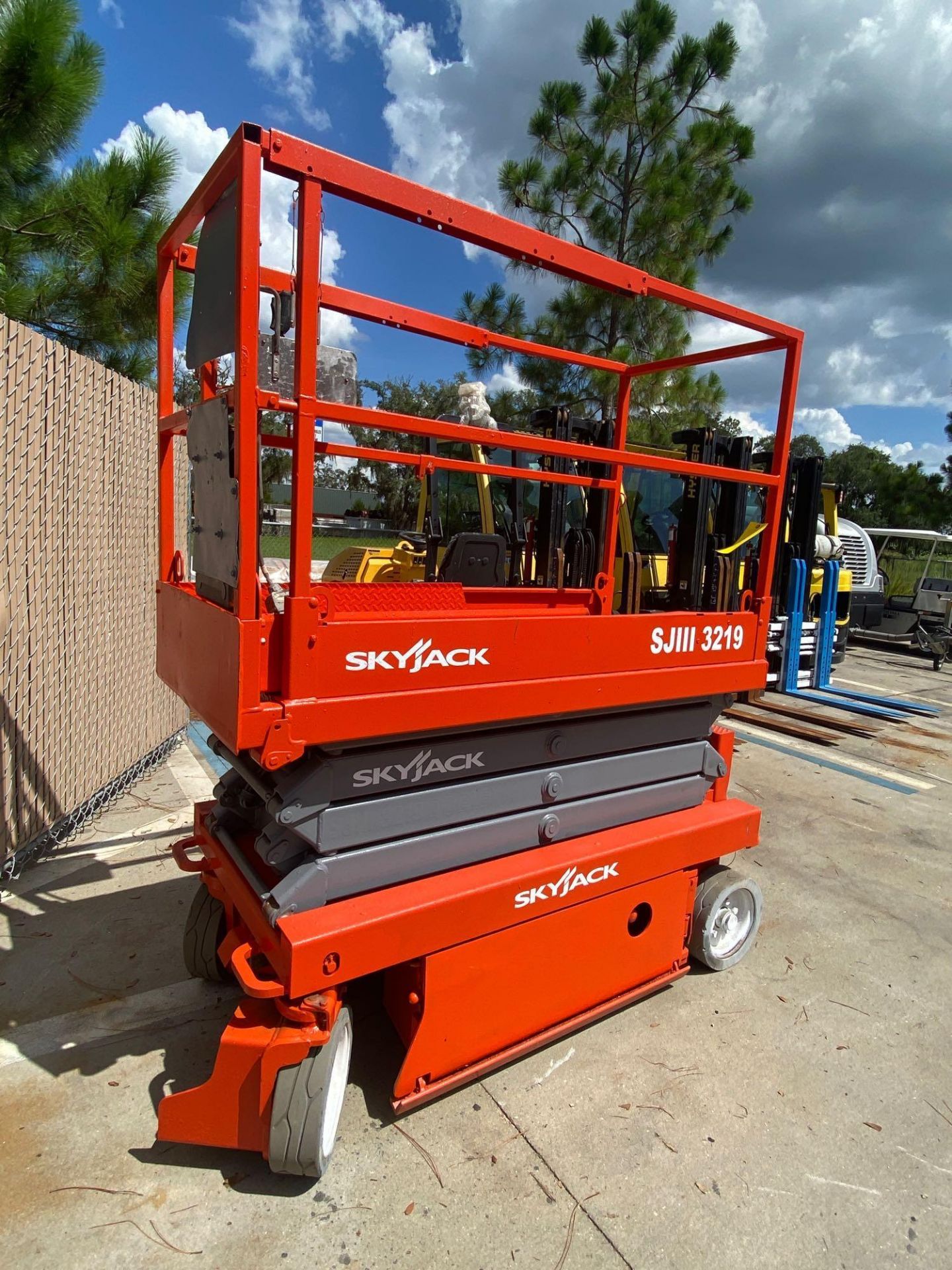 SKYJACK SJIII 3219 SCISSOR LIFT, RUNS AND OPERATES, BUILT IN CHARGER - Image 3 of 12