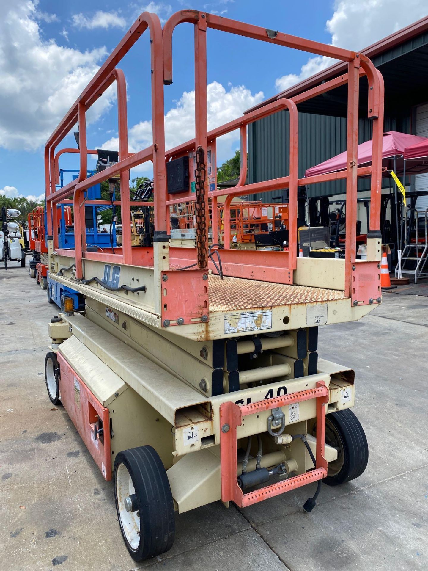 JLG 2046 ELECTRIC SCISSOR LIFT, 20' PLATFORM HEIGHT, SLIDE OUT PLATFORM, BUILT IN BATTERY CHARGER, B - Image 6 of 8