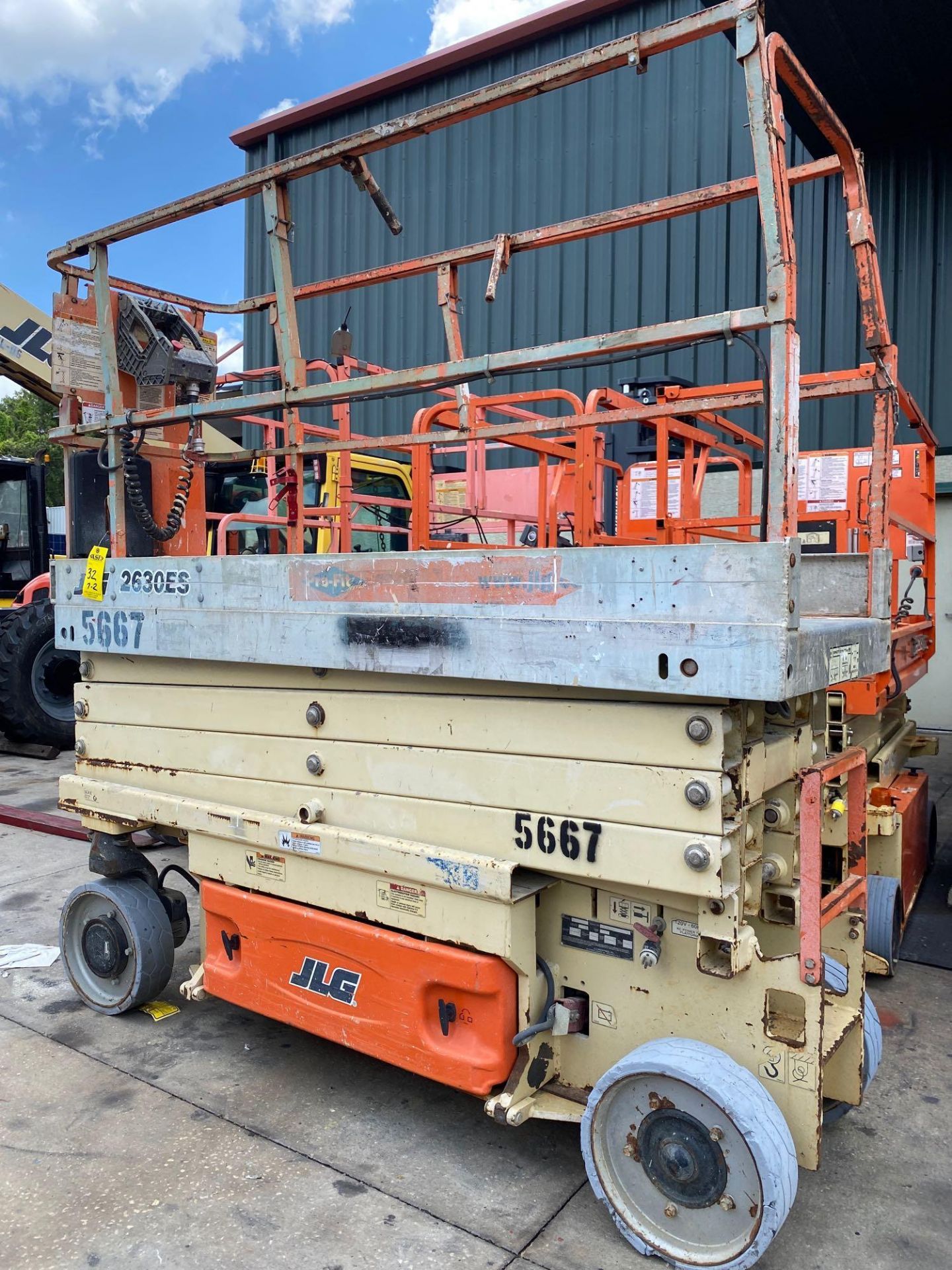 JLG 2630ES ELECTRIC SCISSOR LIFT, 26' PLATFORM HEIGHT, BUILT IN BATTERY CHARGER, SLIDE OUT PLATFORM,