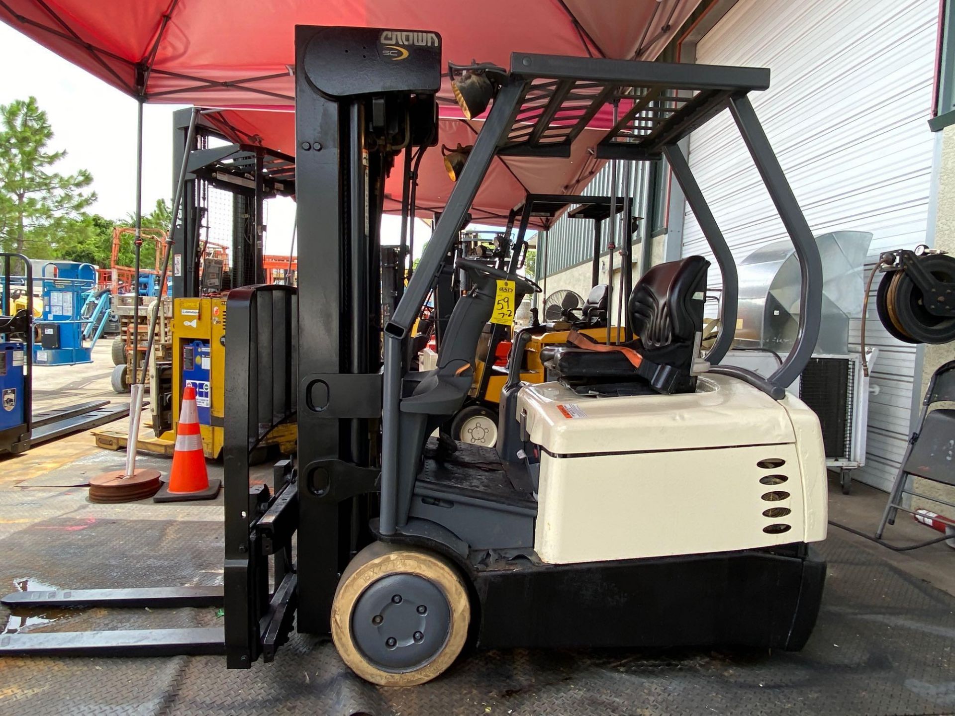 CROWN SC4500 SERIES ELECTRIC FORKLIFT, QUAD STAGE MAST, 240" HEIGHT CAPACITY, 36V, MODEL SC4520-35,