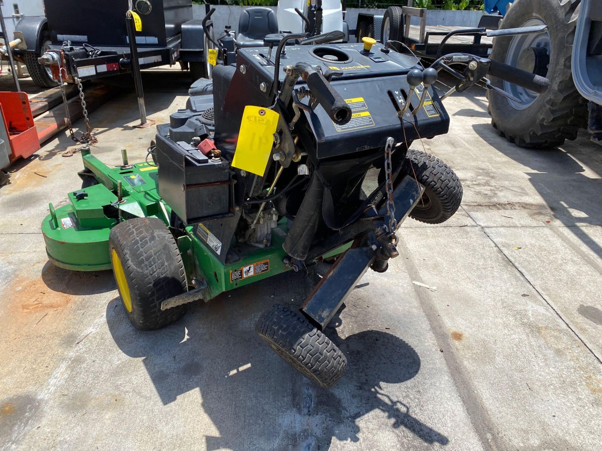 2015 JOHN DEER RIDE ON MOWER, GAS POWERED, RUNS AND OPERATES - Image 6 of 8