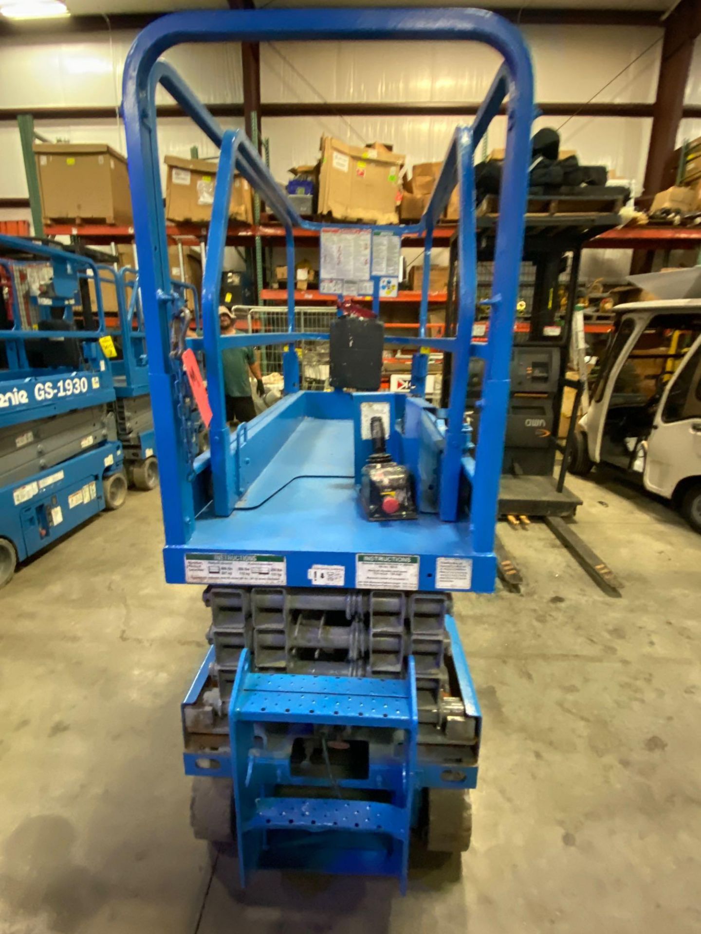 GENIE GS-1930 ELECTRIC SCISSOR LIFT, SELF PROPELLED, 19' PLATFORM HEIGHT, BUILT IN BATTERY CHARGER, - Image 3 of 5