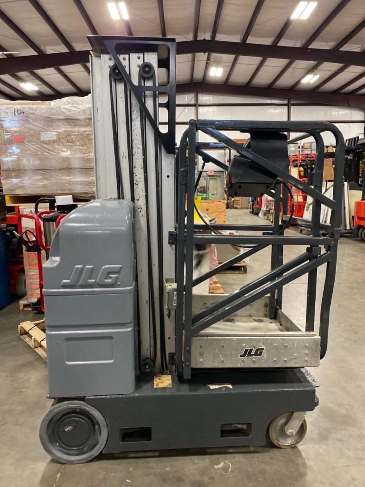 2008 JLG 20MVL ELECTRIC MAN LIFT, SELF PROPELLED, BUILT IN BATTERY CHARGER, 19.5' PLATFORM HEIGHT