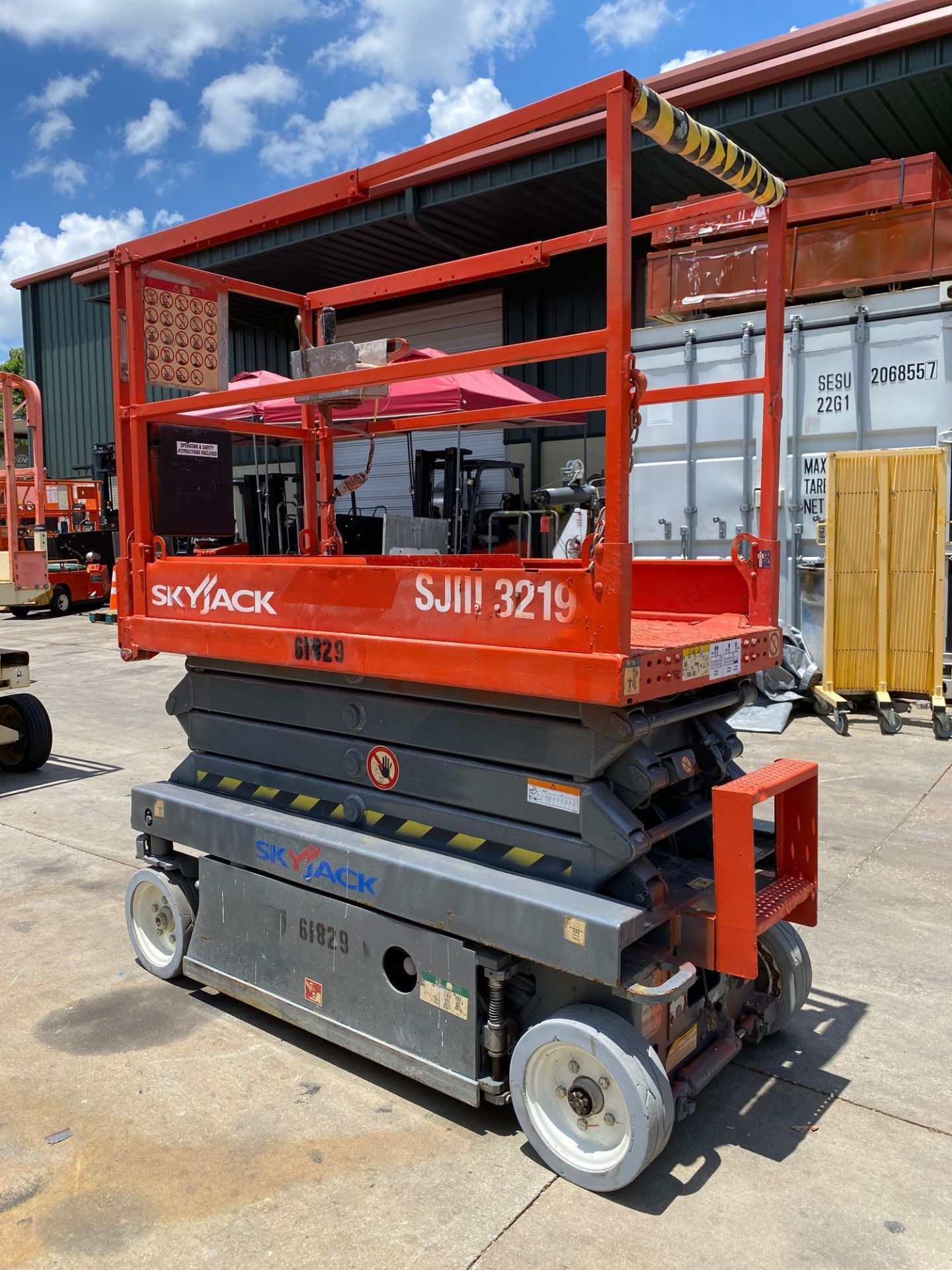 SKYJACK SJIII 3219 ELECTRIC SCISSOR LIFT, 19' PLATFORM HEIGHT, SLIDE OUT PLATFORM, BUILT IN BATTERY - Image 4 of 9