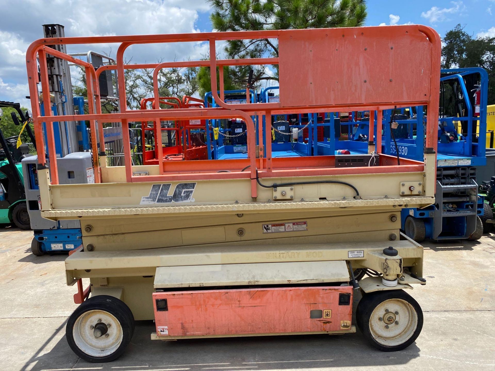 JLG 2046 ELECTRIC SCISSOR LIFT, 20' PLATFORM HEIGHT, SLIDE OUT PLATFORM, BUILT IN BATTERY CHARGER, B - Image 2 of 8