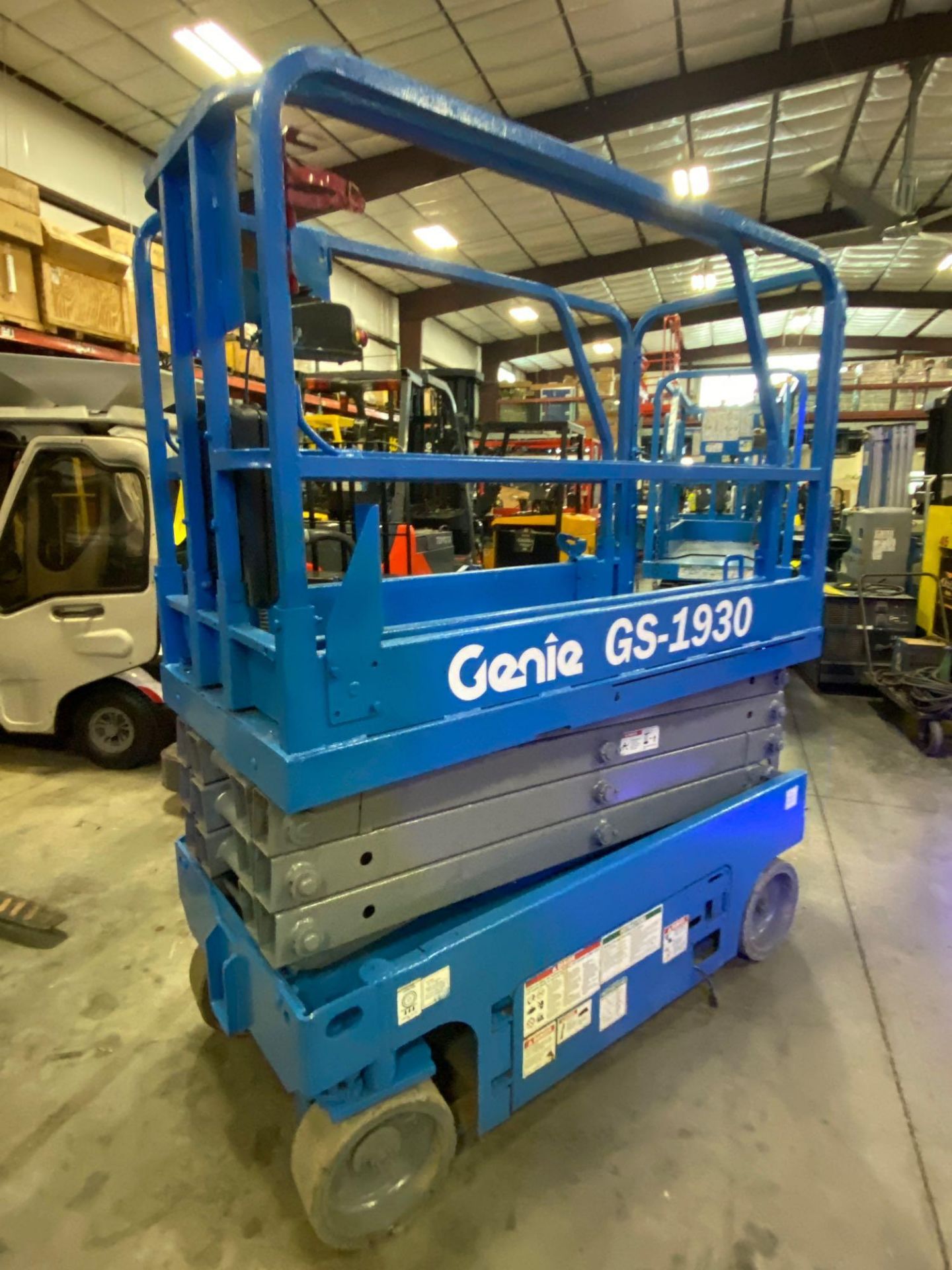 GENIE GS-1930 ELECTRIC SCISSOR LIFT, SELF PROPELLED, 19' PLATFORM HEIGHT, BUILT IN BATTERY CHARGER, - Image 2 of 4