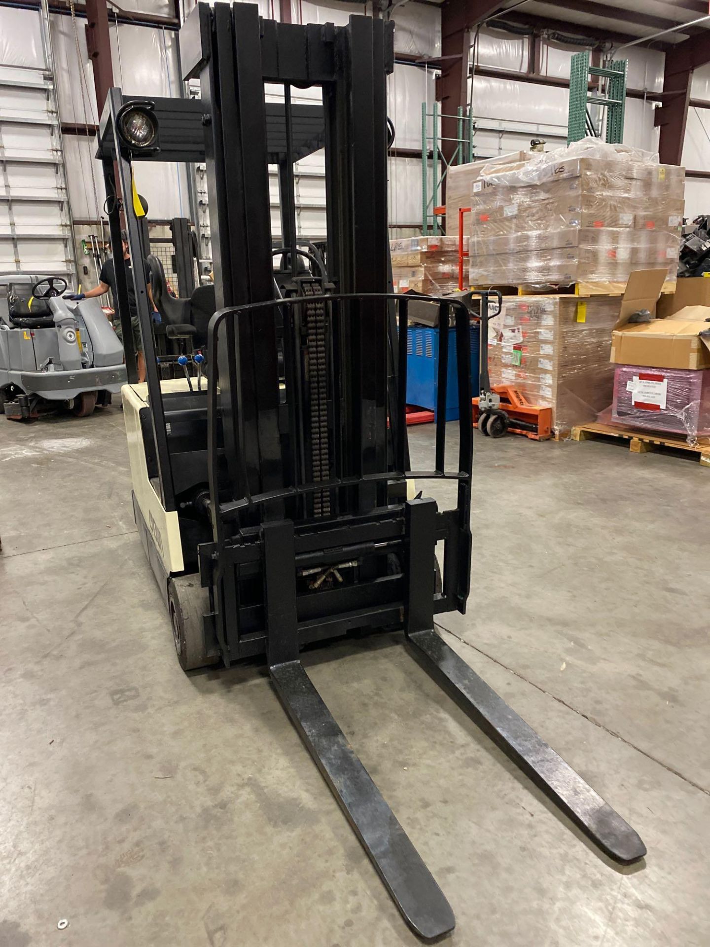 CROWN ELECTRIC FORKLIFT, 3,000 LB CAPACITY, 190" HEIGHT CAPACITY, TILT, SIDE SHIFT, 36V, RUNS AND OP - Image 3 of 7