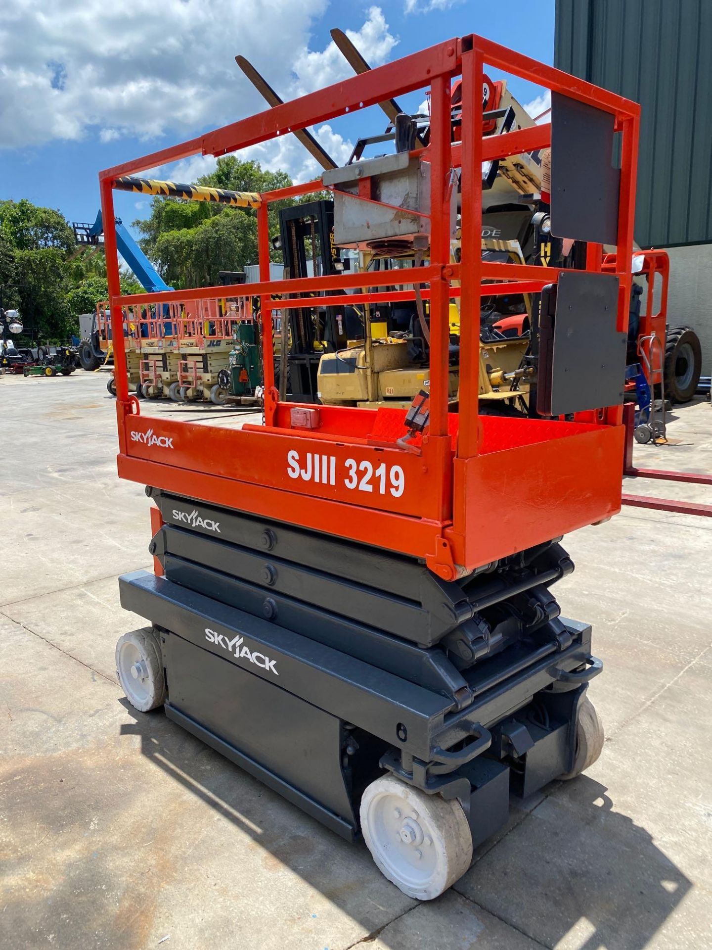 SKYJACK SJIII 3219 SCISSOR LIFT, 312 HOURS SHOWING, 24V, BUILT IN CHARGER, RUNS AND OPERATES - Image 2 of 3