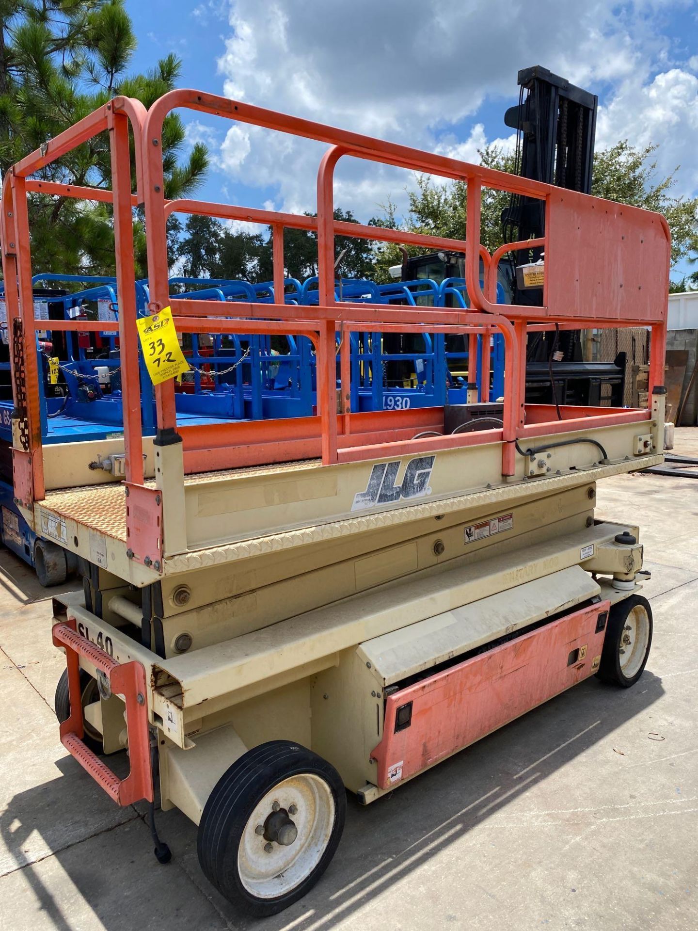 JLG 2046 ELECTRIC SCISSOR LIFT, 20' PLATFORM HEIGHT, SLIDE OUT PLATFORM, BUILT IN BATTERY CHARGER, B