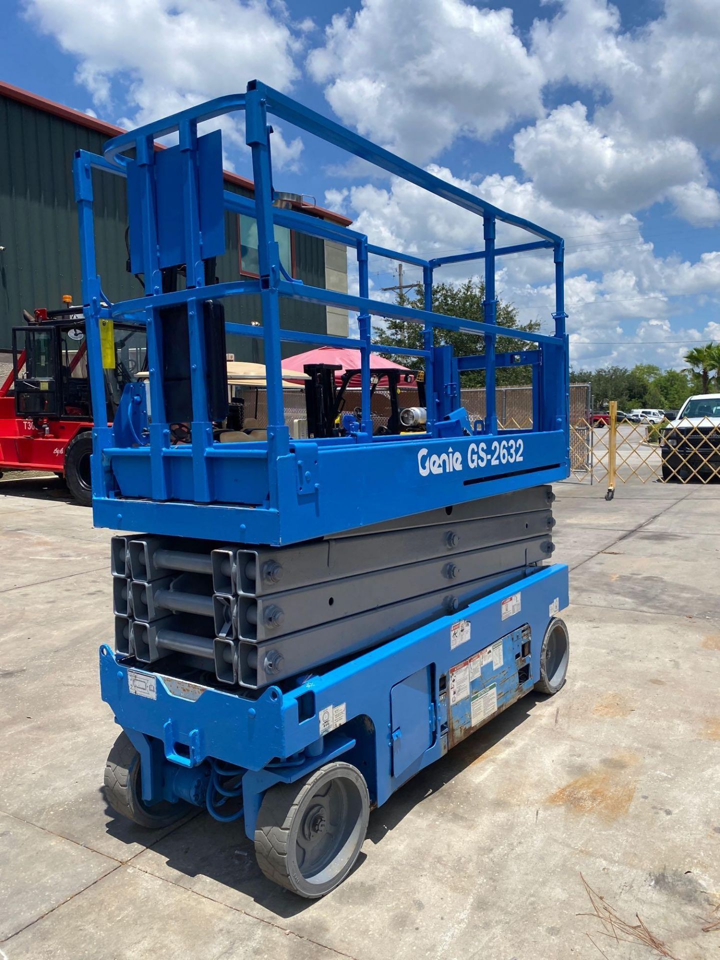 GENIE GS-2632 ELECTRIC SCISSOR LIFT, 26' PLATFORM HEIGHT, SLIDE OUT PLATFORM, BUILT IN BATTERY CHARG - Image 3 of 7