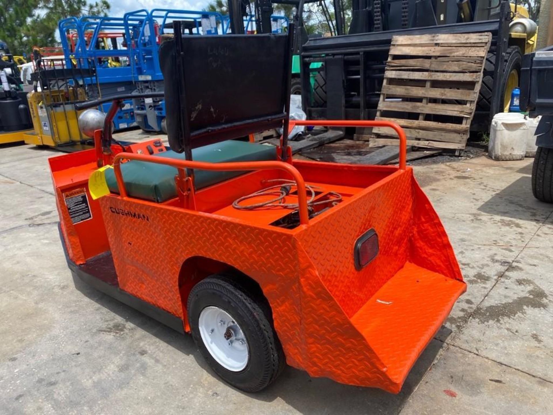 CUSHMAN ELECTRIC CART, BUILT IN CHARGER, RUNS AND OPERATES - Image 4 of 5