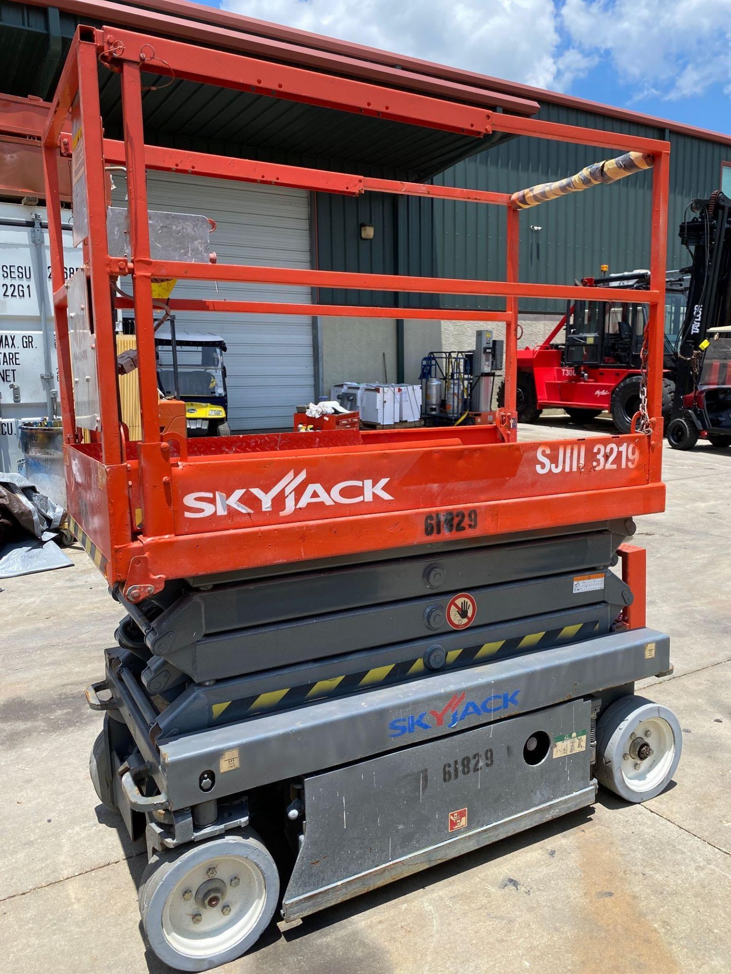 SKYJACK SJIII 3219 ELECTRIC SCISSOR LIFT, 19' PLATFORM HEIGHT, SLIDE OUT PLATFORM, BUILT IN BATTERY - Image 5 of 9