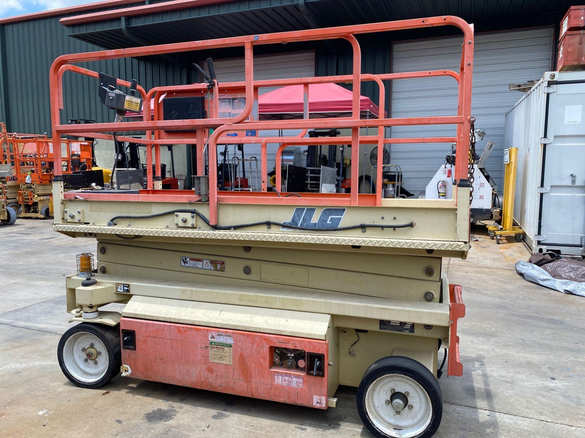 JLG 2046 ELECTRIC SCISSOR LIFT, 20' PLATFORM HEIGHT, SLIDE OUT PLATFORM, BUILT IN BATTERY CHARGER, B - Image 5 of 8