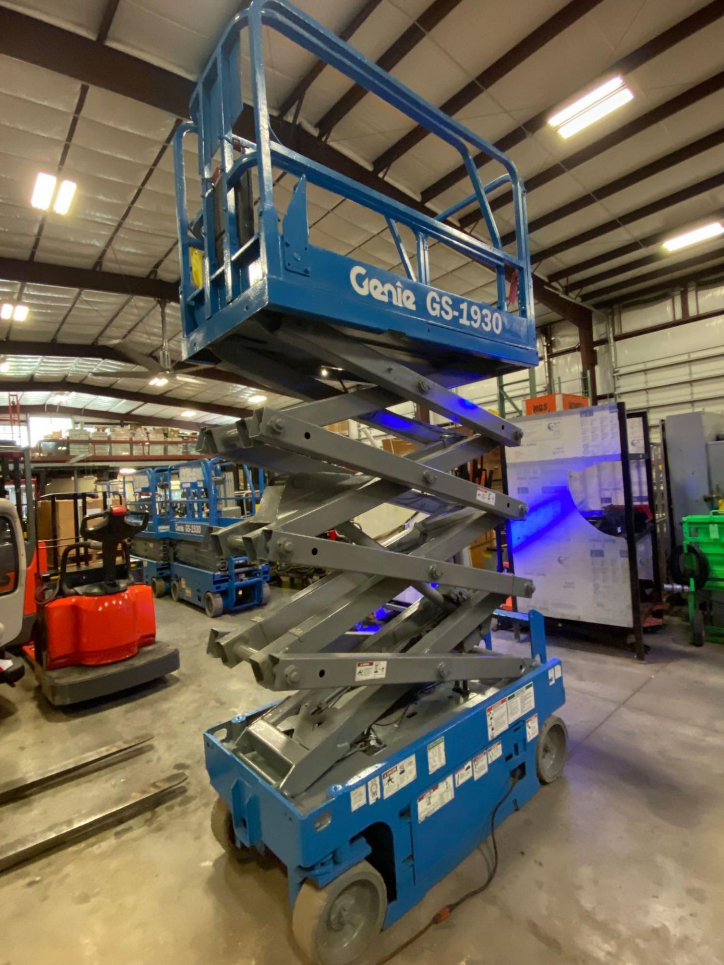 GENIE GS-1930 ELECTRIC SCISSOR LIFT, SELF PROPELLED, 19' PLATFORM HEIGHT, BUILT IN BATTERY CHARGER, - Image 5 of 5