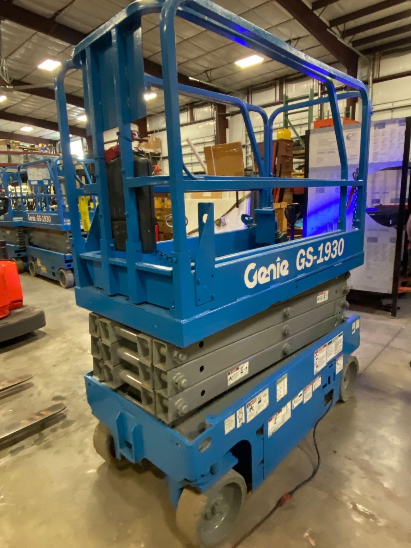 GENIE GS-1930 ELECTRIC SCISSOR LIFT, SELF PROPELLED, 19' PLATFORM HEIGHT, BUILT IN BATTERY CHARGER, - Image 2 of 5