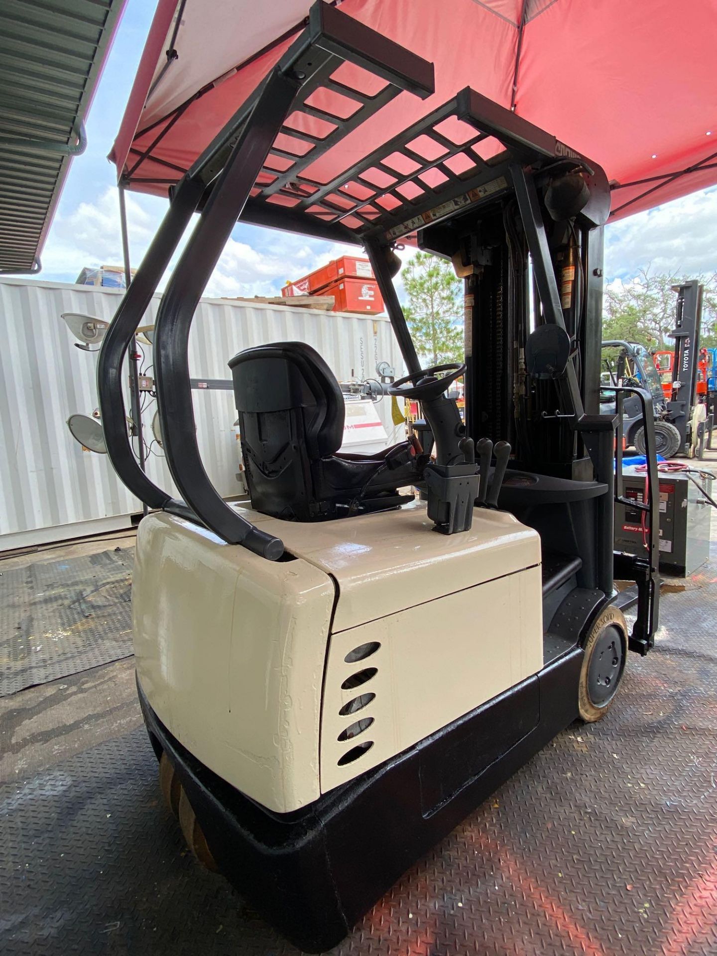 CROWN SC4500 SERIES ELECTRIC FORKLIFT, QUAD STAGE MAST, 240" HEIGHT CAPACITY, 36V, MODEL SC4520-35, - Image 5 of 10