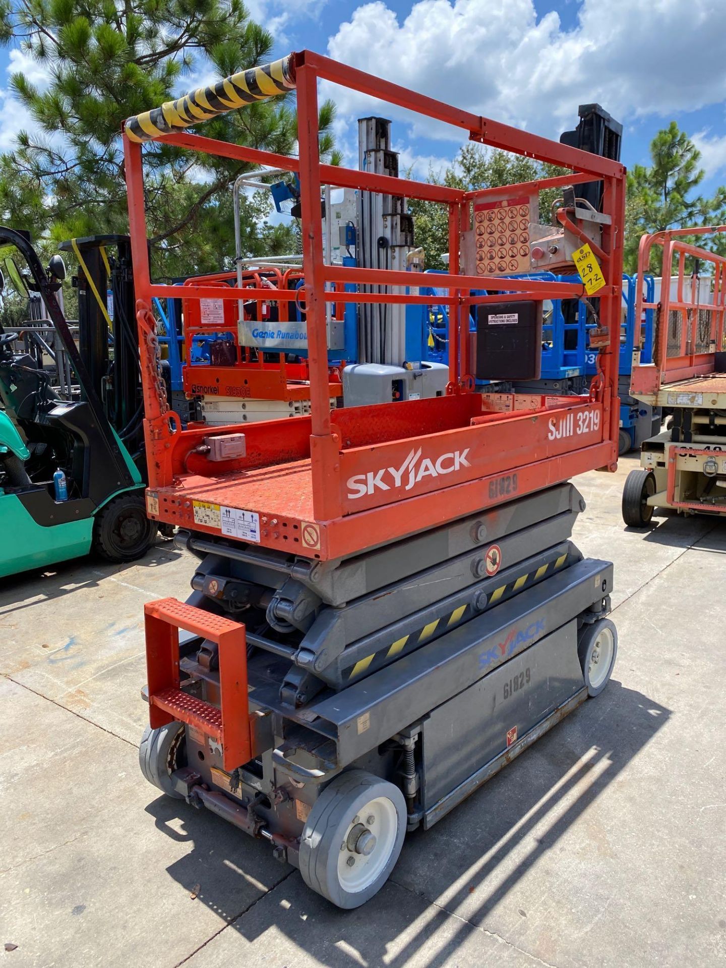 SKYJACK SJIII 3219 ELECTRIC SCISSOR LIFT, 19' PLATFORM HEIGHT, SLIDE OUT PLATFORM, BUILT IN BATTERY - Image 3 of 9