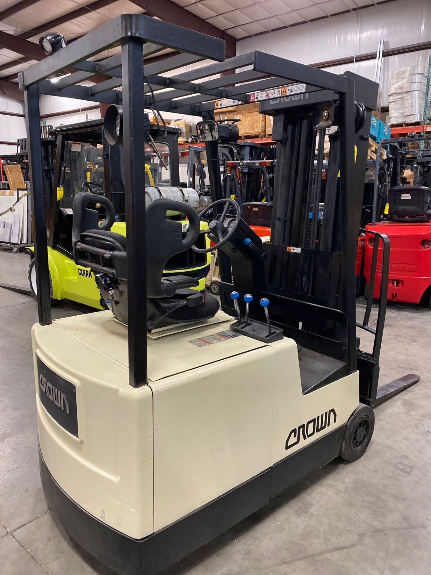 CROWN ELECTRIC FORKLIFT, 3,000 LB CAPACITY, 190" HEIGHT CAPACITY, TILT, SIDE SHIFT, 36V, RUNS AND OP - Image 4 of 7