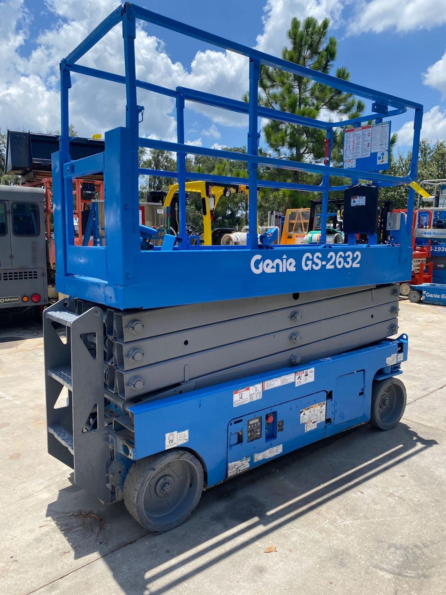 GENIE GS-2632 ELECTRIC SCISSOR LIFT, 26' PLATFORM HEIGHT, SLIDE OUT PLATFORM, BUILT IN BATTERY CHARG - Image 6 of 7