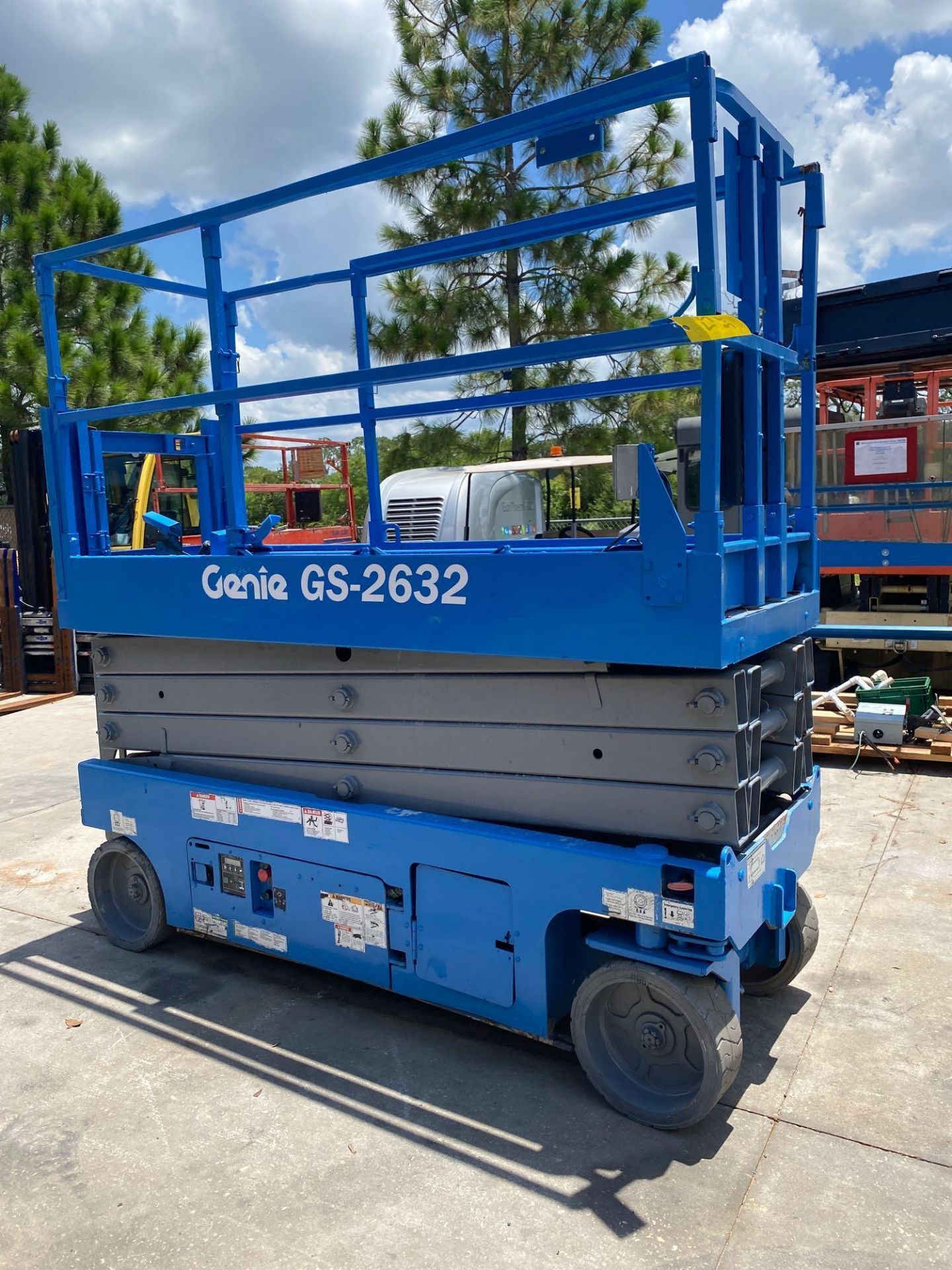 GENIE GS-2632 ELECTRIC SCISSOR LIFT, 26' PLATFORM HEIGHT, SLIDE OUT PLATFORM, BUILT IN BATTERY CHARG - Image 2 of 7