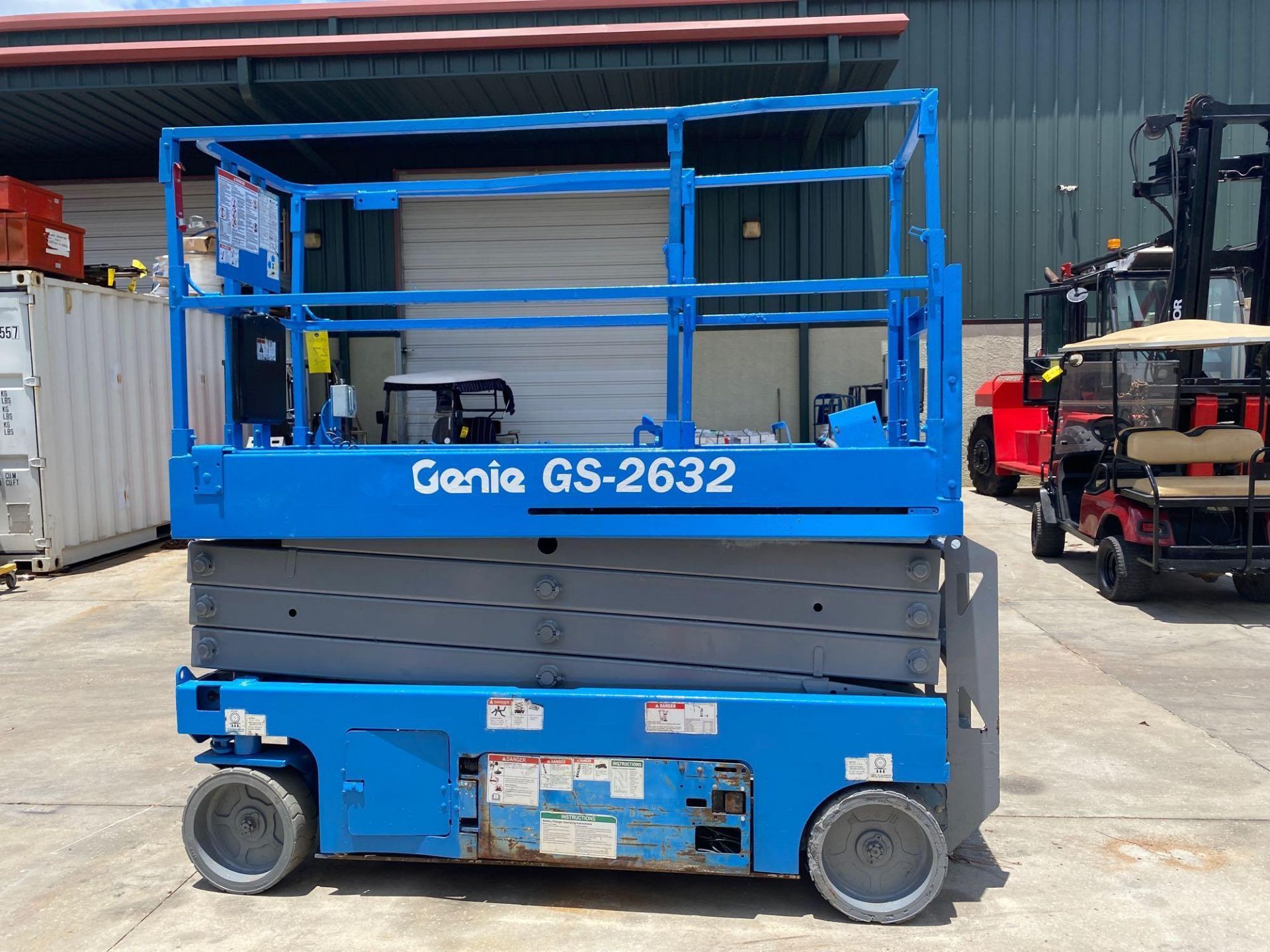 GENIE GS-2632 ELECTRIC SCISSOR LIFT, 26' PLATFORM HEIGHT, SLIDE OUT PLATFORM, BUILT IN BATTERY CHARG - Image 4 of 7