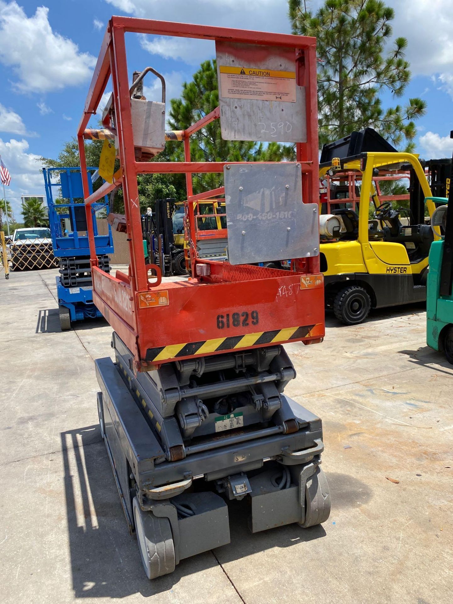 SKYJACK SJIII 3219 ELECTRIC SCISSOR LIFT, 19' PLATFORM HEIGHT, SLIDE OUT PLATFORM, BUILT IN BATTERY - Image 6 of 9