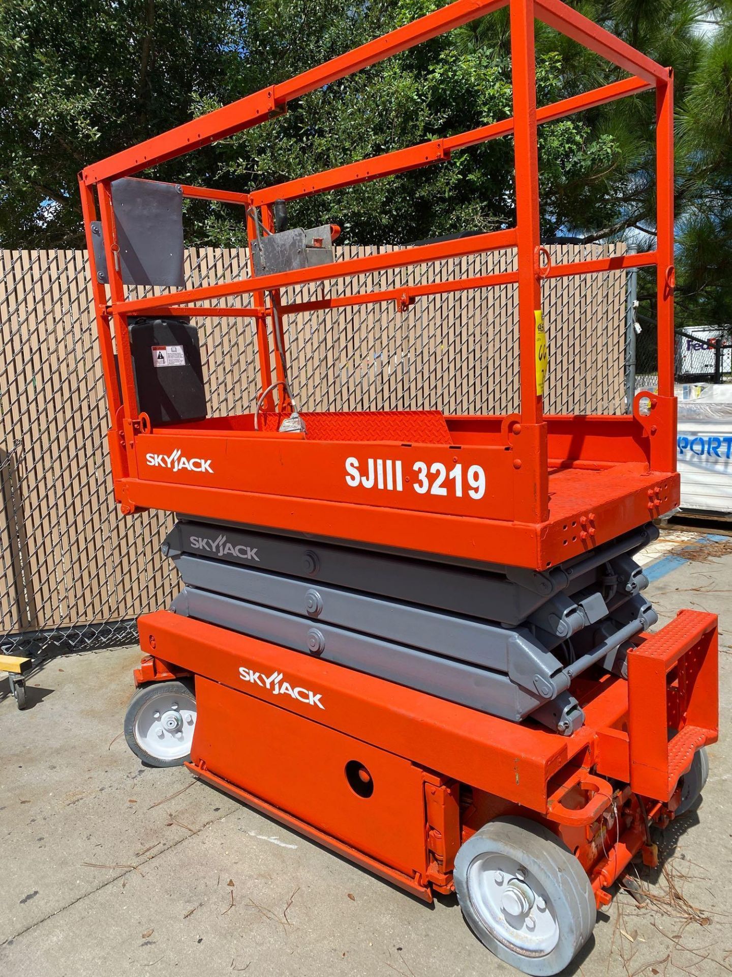 SKYJACK SJIII 3219 SCISSOR LIFT, RUNS AND OPERATES, BUILT IN CHARGER - Image 2 of 12