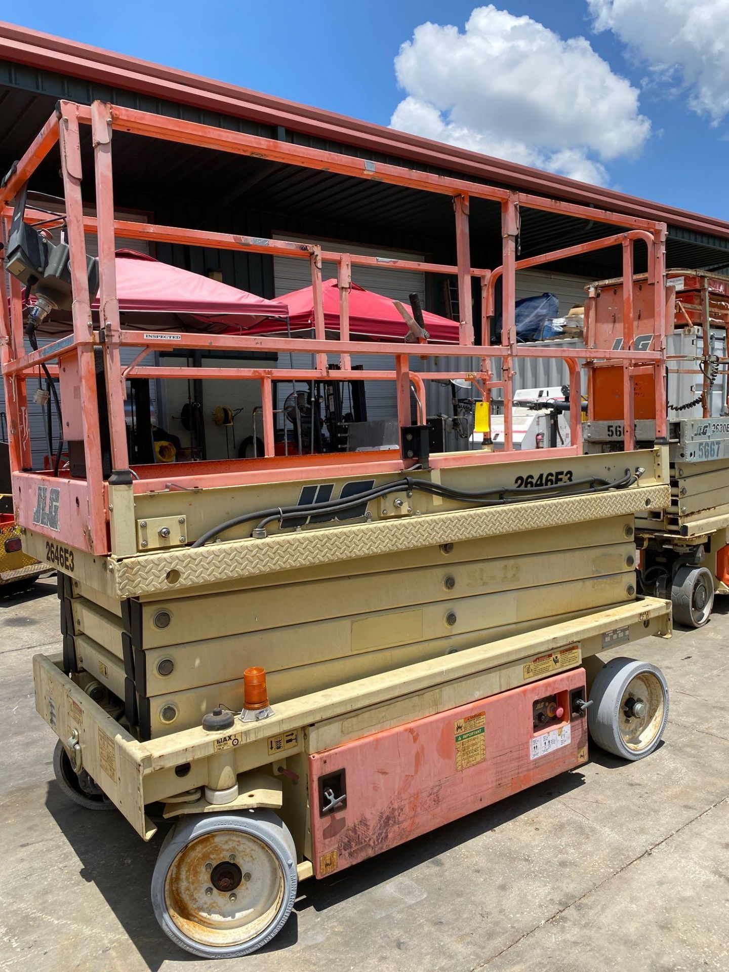 JLG 2646E3 ELECTRIC SCISSOR LIFT, 26' PLATFORM HEIGHT, 1,000 LB WEIGHT CAPACITY, SLIDE OUT PLATFORM, - Image 3 of 6