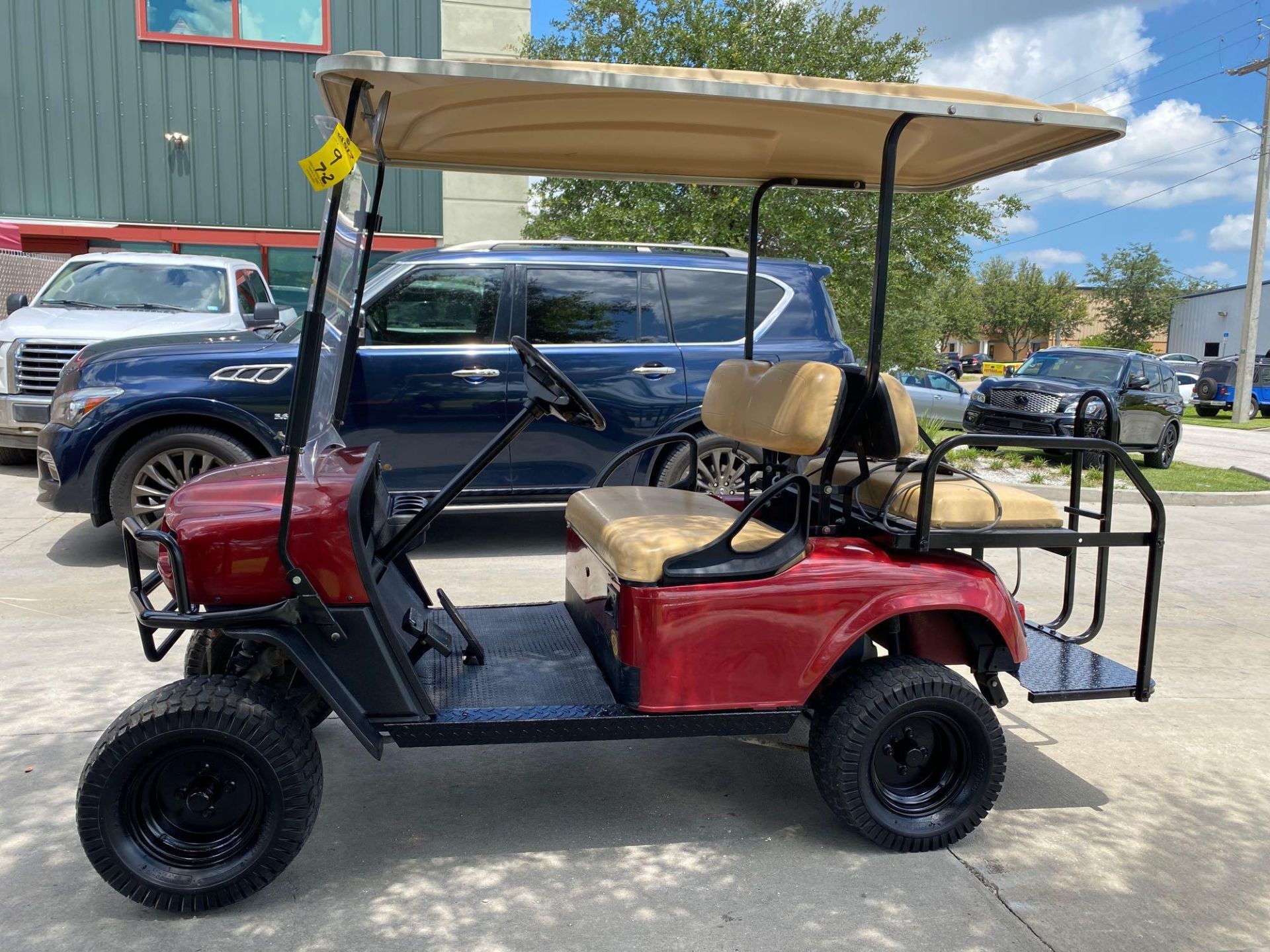 2012 EZ-GO ELECTRIC GOLF CART, BUILT IN BATTERY CHARGER, 4-SEATER, RUNS AND DRIVES - Image 4 of 8