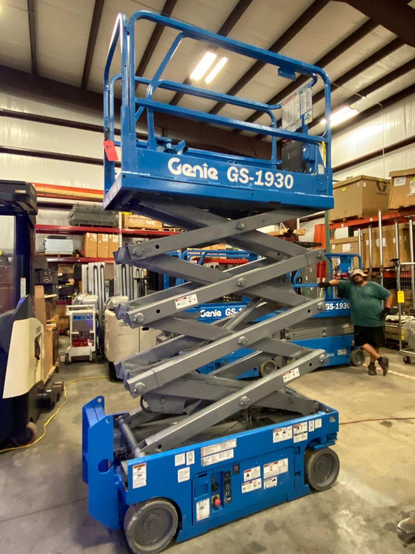 GENIE GS-1930 ELECTRIC SCISSOR LIFT, SELF PROPELLED, 19' PLATFORM HEIGHT, BUILT IN BATTERY CHARGER, - Image 4 of 5