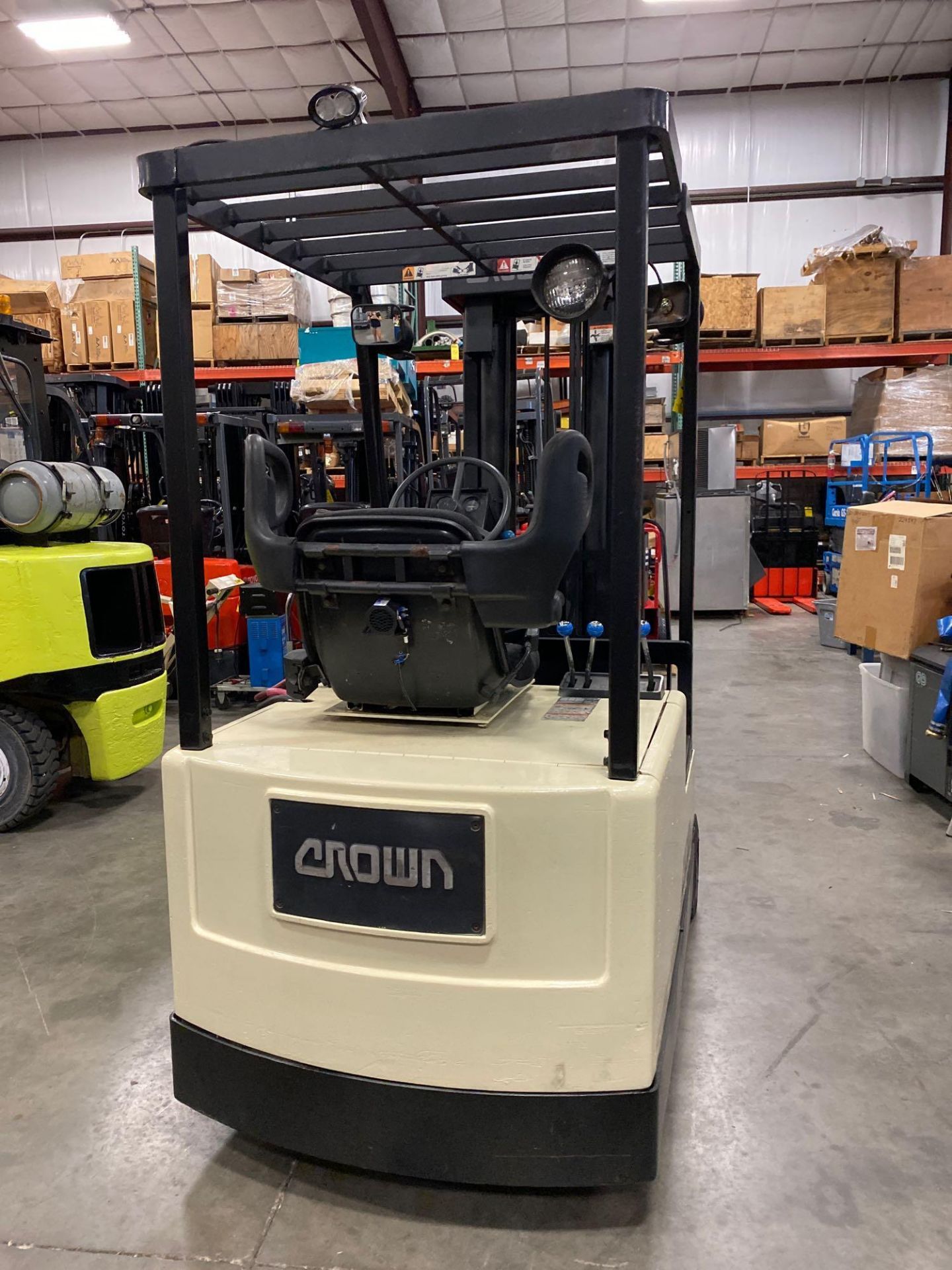 CROWN ELECTRIC FORKLIFT, 3,000 LB CAPACITY, 190" HEIGHT CAPACITY, TILT, SIDE SHIFT, 36V, RUNS AND OP - Image 5 of 7