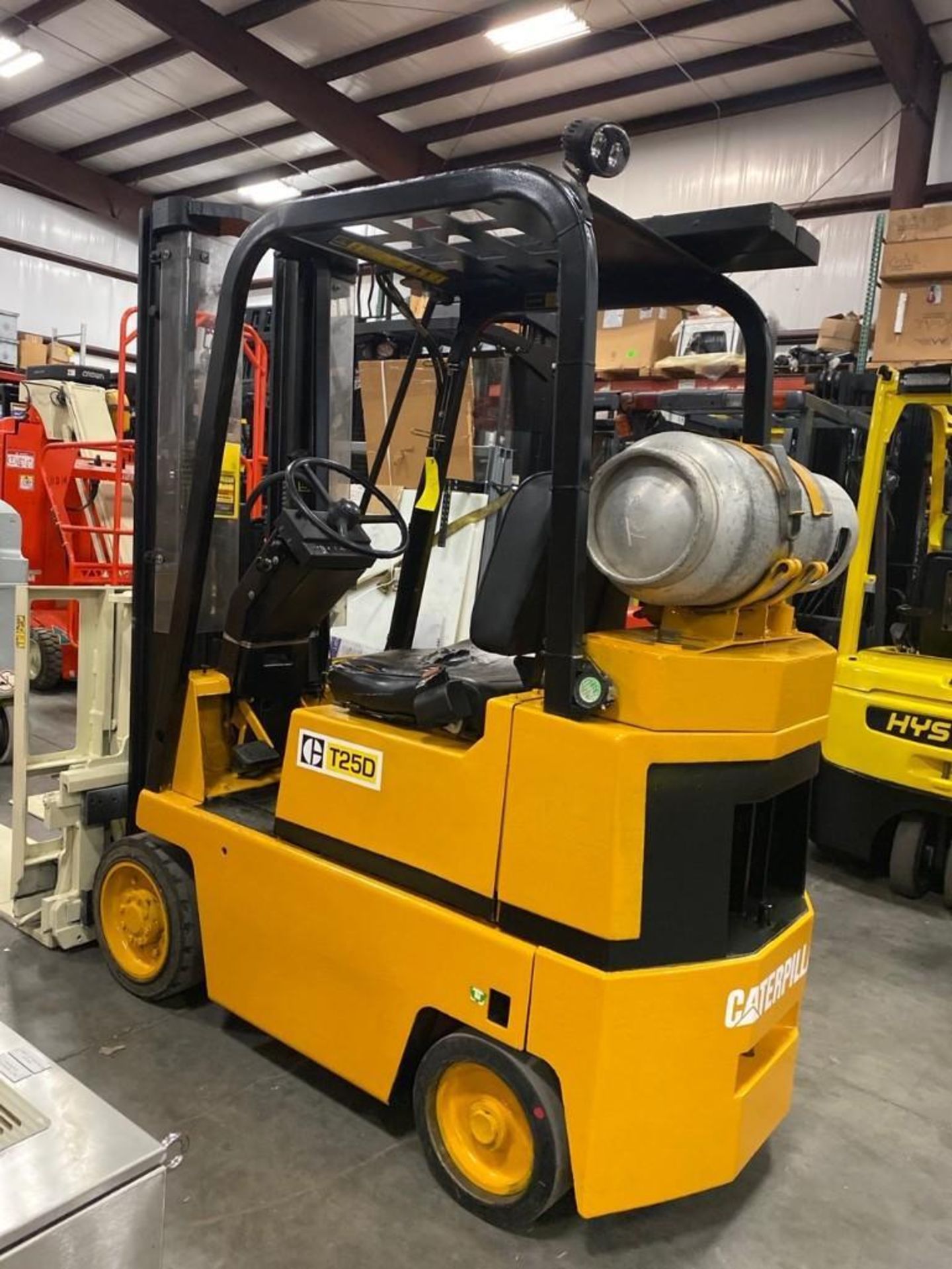 CATERPILLAR LP FORKLIFT MODEL T25D, CASCADE ATTACHMENT, TILT, SIDE SHIFT, RUNS AND OPERATES - Image 4 of 6