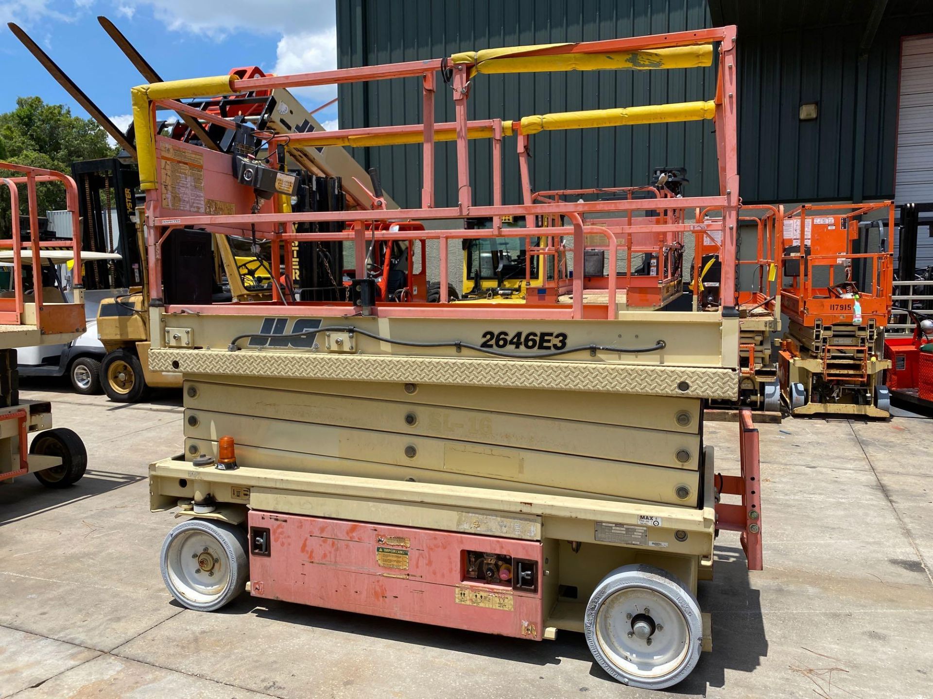 JLG 2646E3 ELECTRIC SCISSOR LIFT, 26' PLATFORM HEIGHT, 1,000 LB WEIGHT CAPACITY, SLIDE OUT PLATFORM, - Image 5 of 8