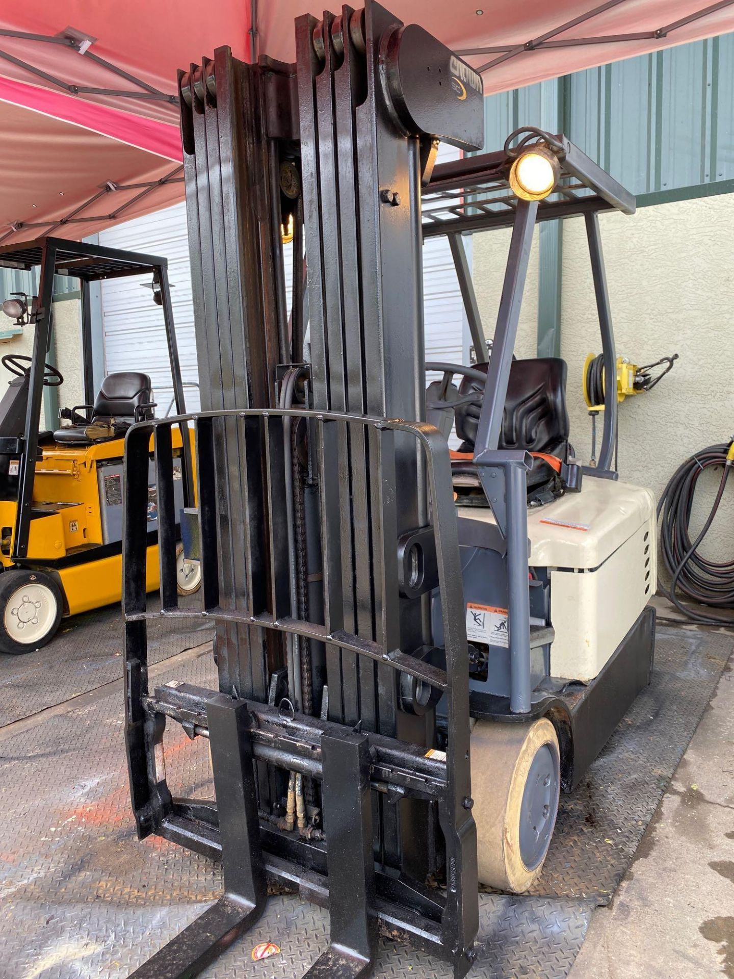 CROWN SC4500 SERIES ELECTRIC FORKLIFT, QUAD STAGE MAST, 240" HEIGHT CAPACITY, 36V, MODEL SC4520-35, - Image 2 of 10