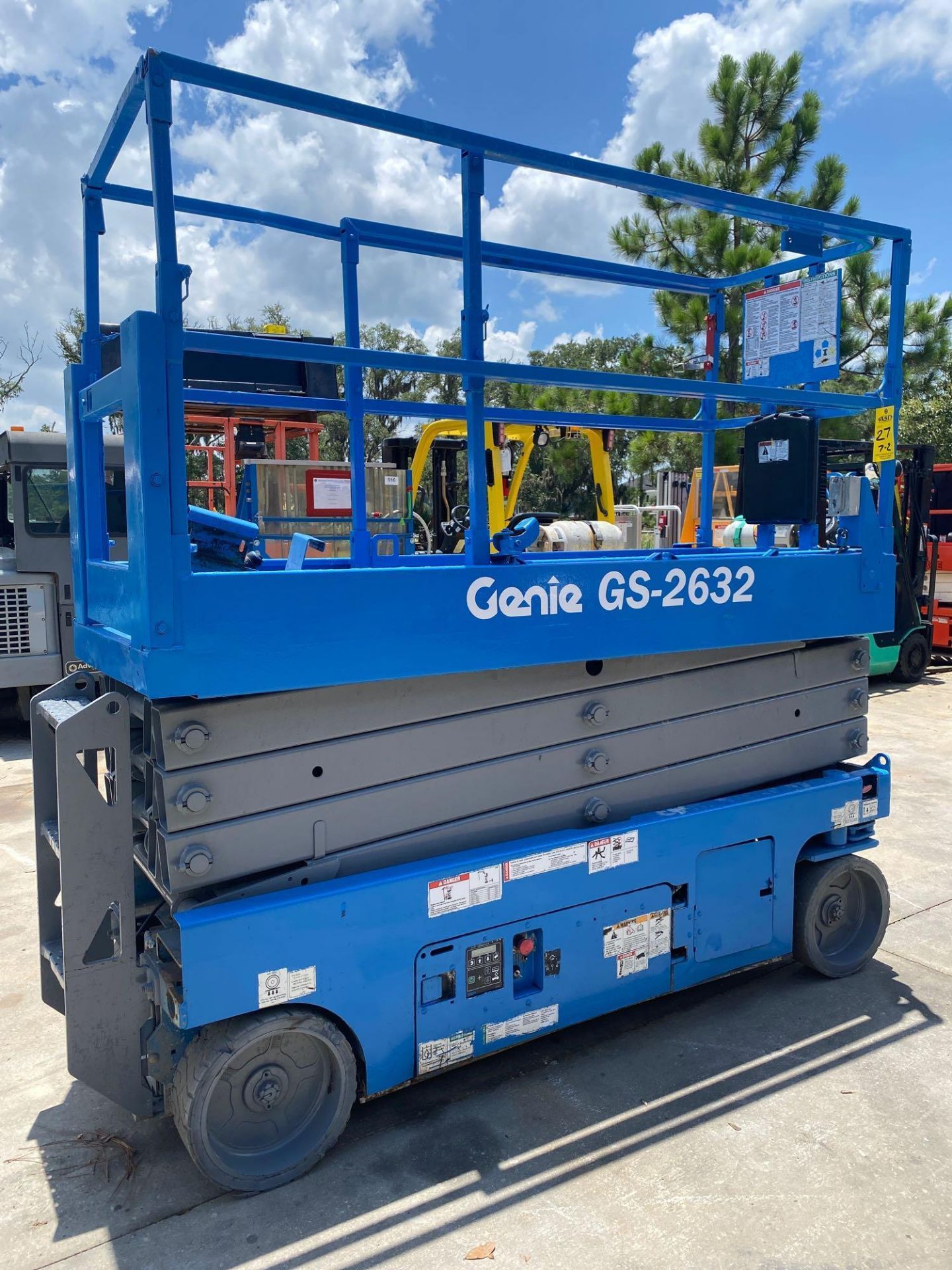 GENIE GS-2632 ELECTRIC SCISSOR LIFT, 26' PLATFORM HEIGHT, SLIDE OUT PLATFORM, BUILT IN BATTERY CHARG