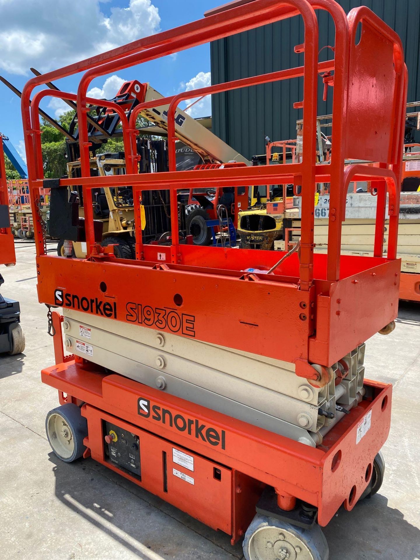 SNORKEL S1930E SCISSOR LIFT, 19’ PLATFORM HEIGHT, 24V, BUILTIN CHARGER