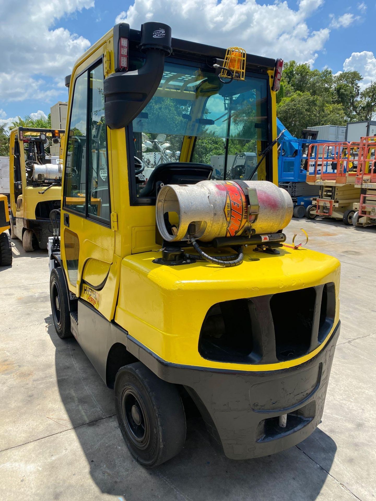 HYSTER FORTIS 70 FORKLIFT, LP POWERED, ENCLOSED CAB, HEAT, A/C, FINGERTIP CONTROLS, RUNS AND OPERATE - Image 3 of 10