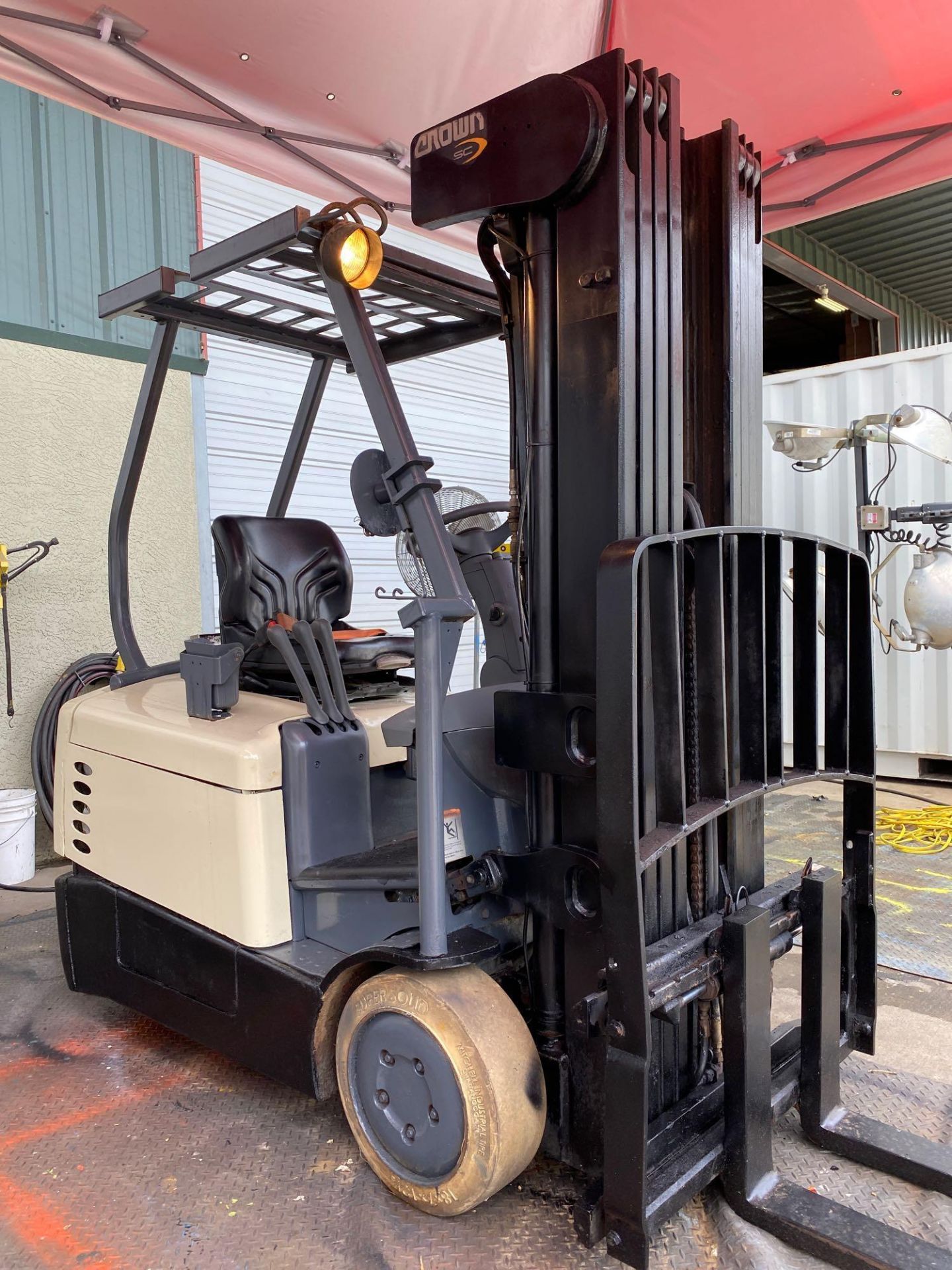 CROWN SC4500 SERIES ELECTRIC FORKLIFT, QUAD STAGE MAST, 240" HEIGHT CAPACITY, 36V, MODEL SC4520-35, - Image 3 of 10