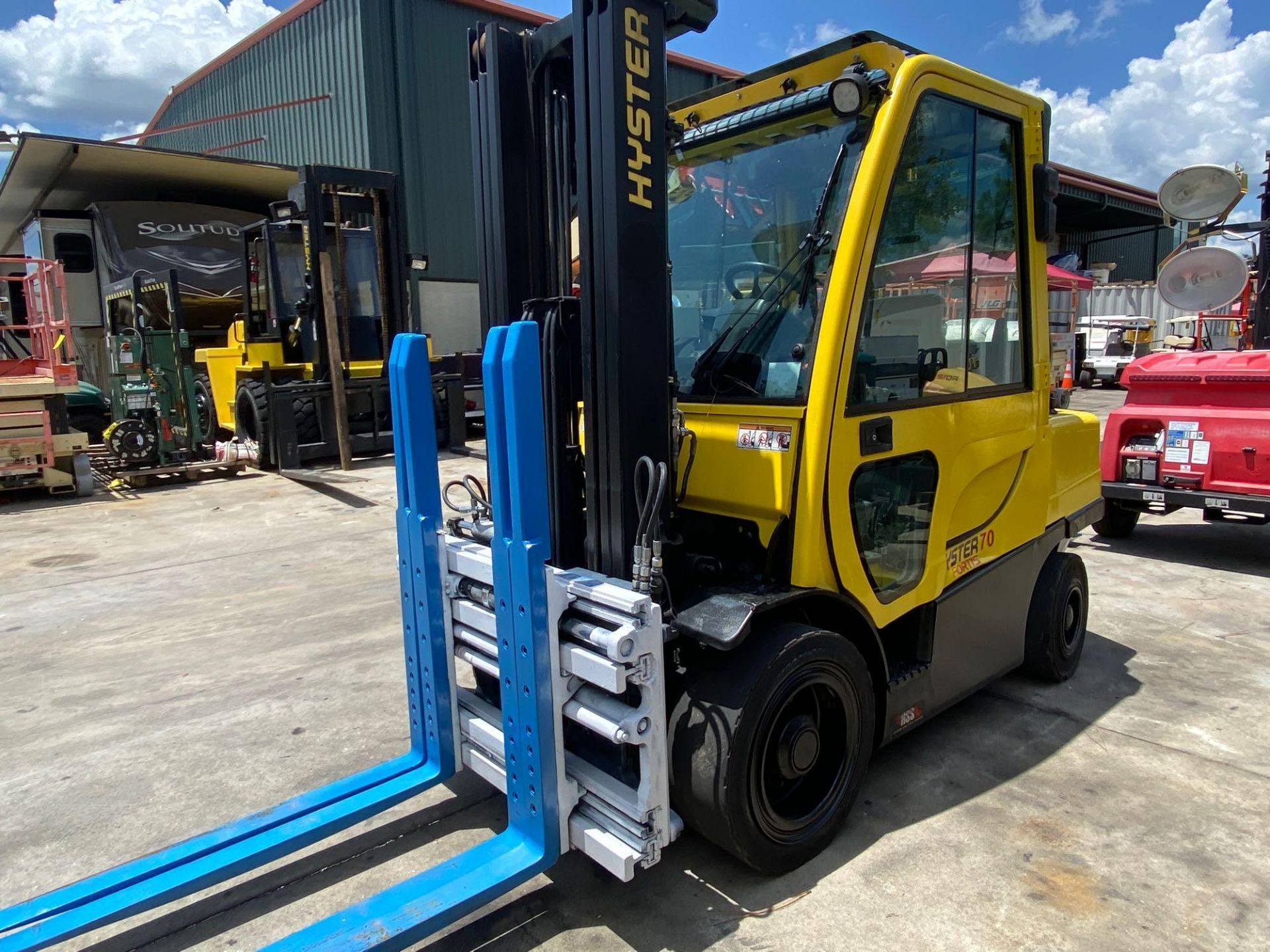 HYSTER FORTIS 70 FORKLIFT, LP POWERED, ENCLOSED CAB, HEAT, A/C, FINGERTIP CONTROLS, RUNS AND OPERATE - Image 2 of 10