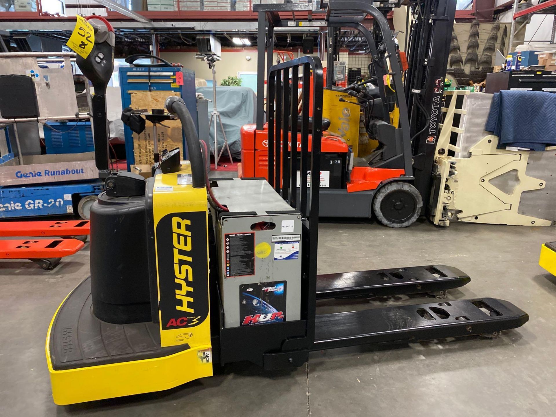 2018 HYSTER ELECTRIC PALLET JACK MODEL B60ZHD, 6,000 LB CAPACITY, 24V, 524 HOURS SHOWING, RUNS AND O